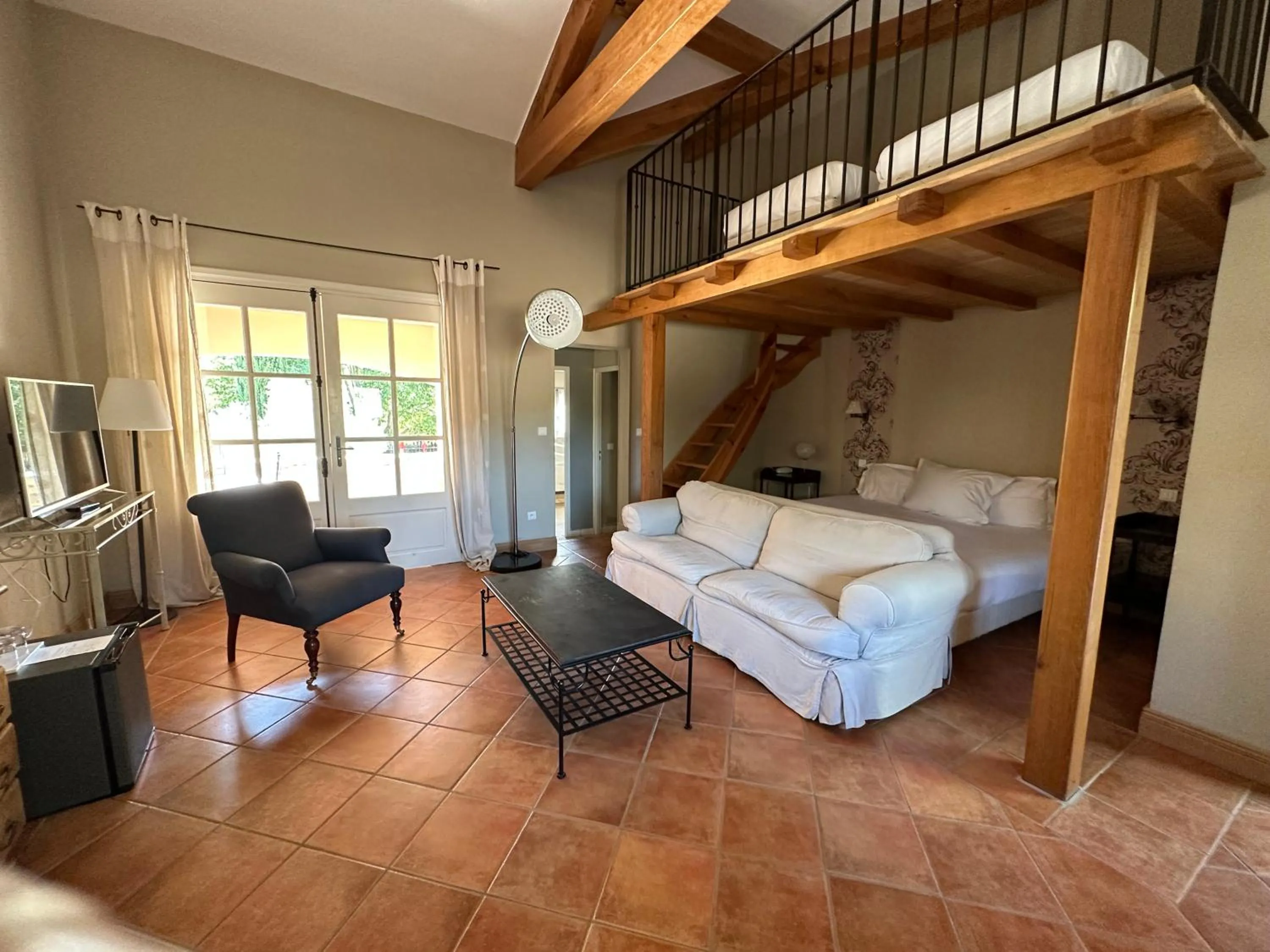 Bed in Hostellerie Le Roy Soleil