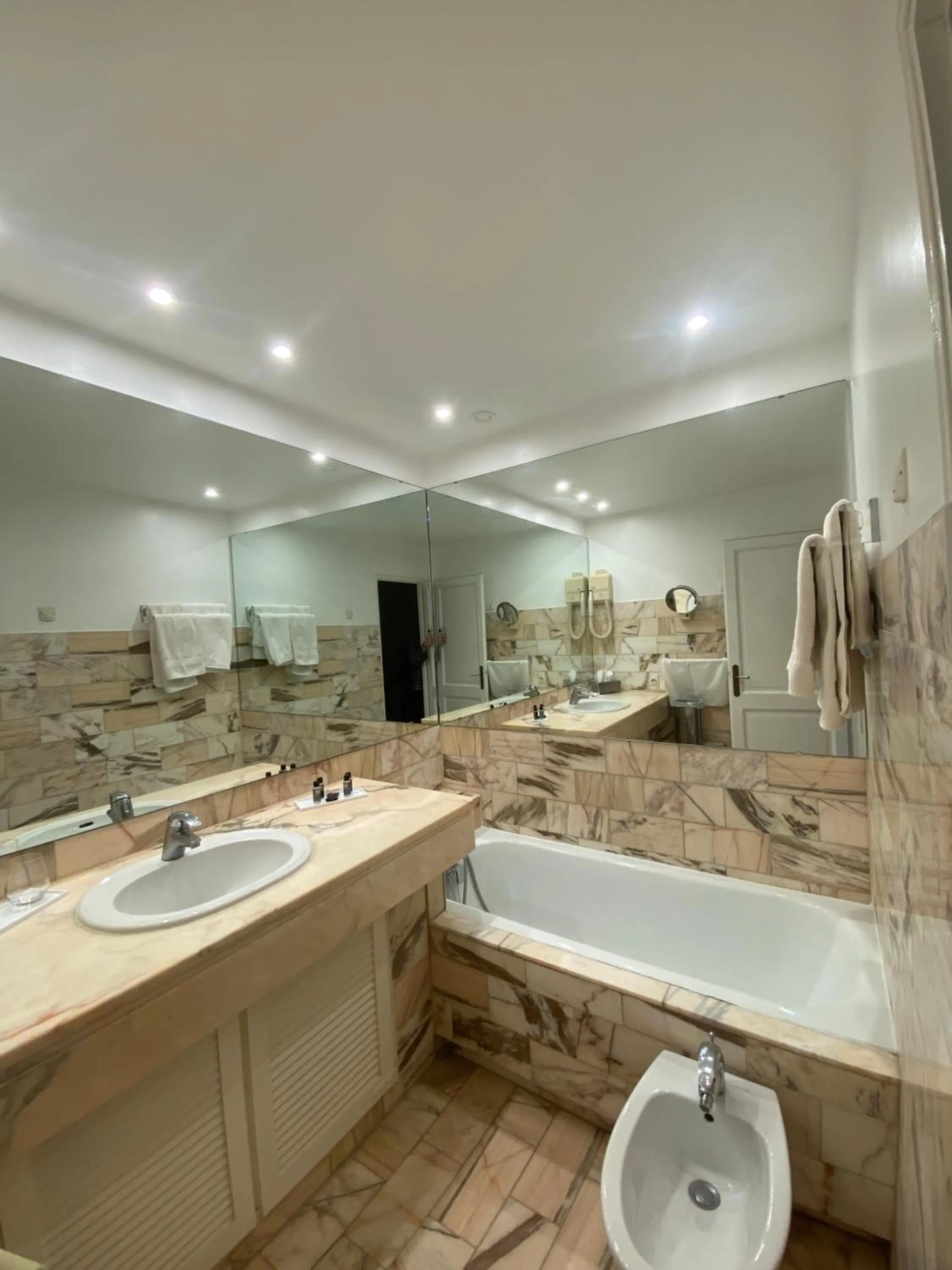 Hostellerie Le Roy Soleil