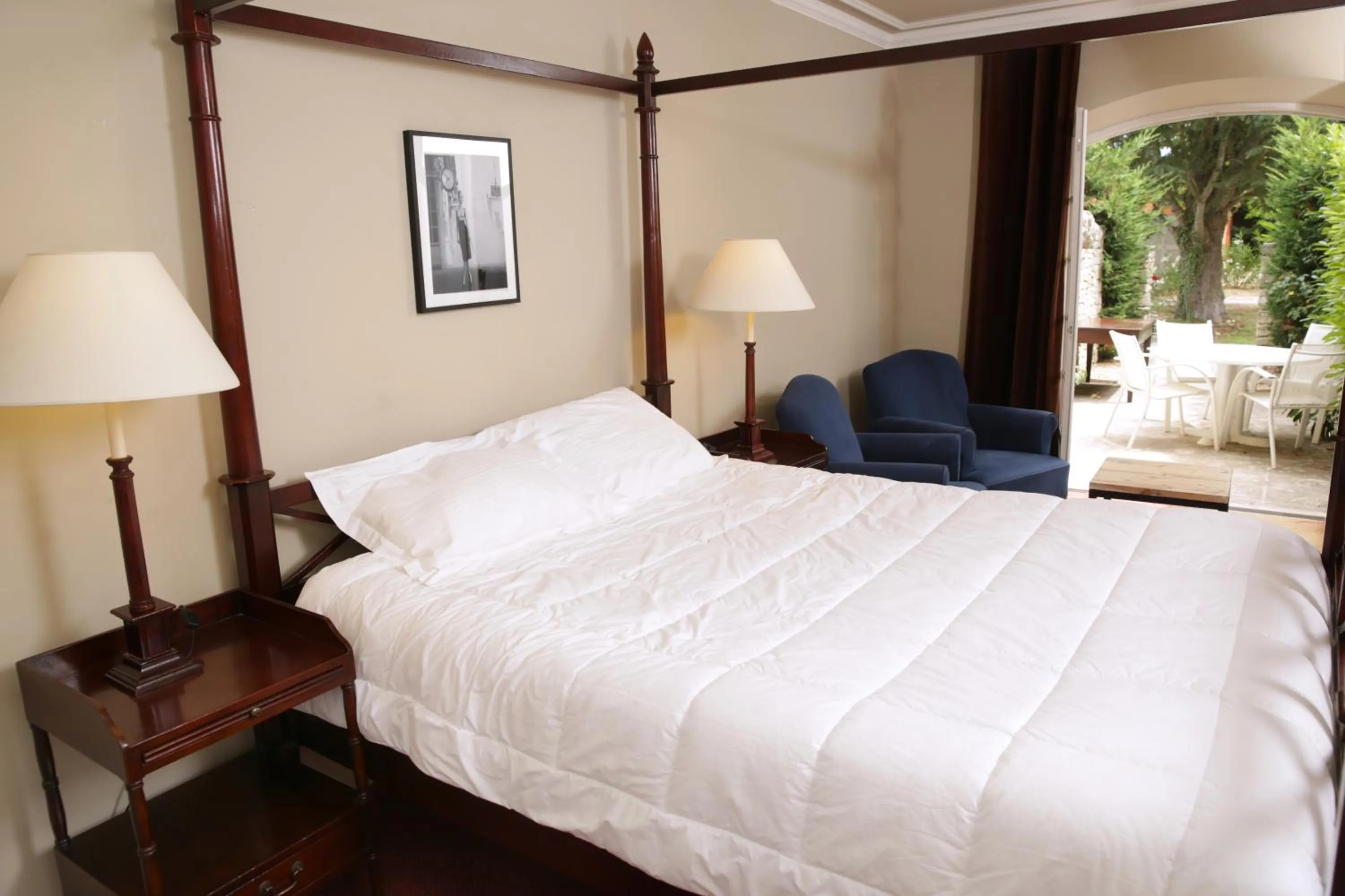 Bed in Hostellerie Le Roy Soleil