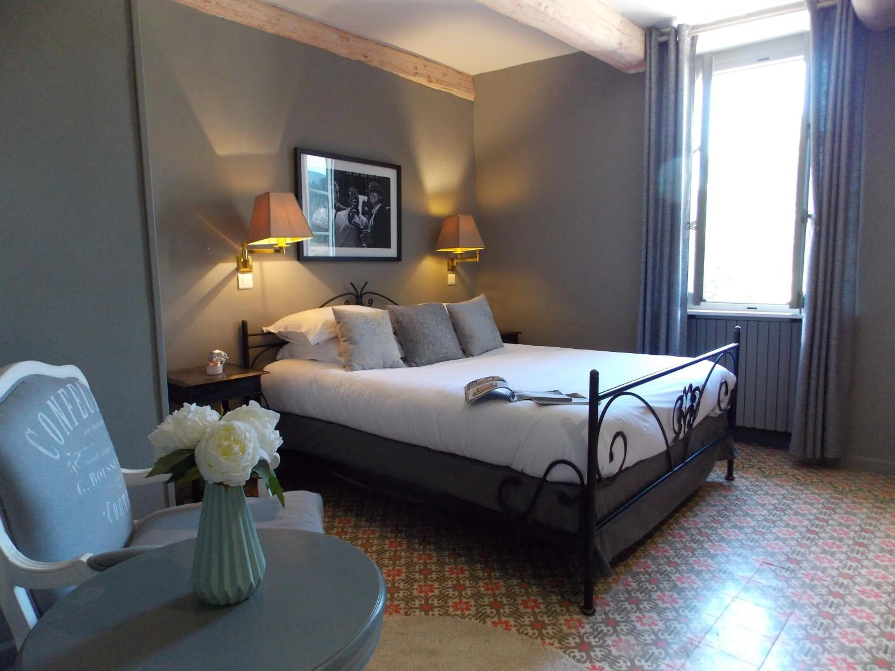 Bed in Hostellerie Le Roy Soleil