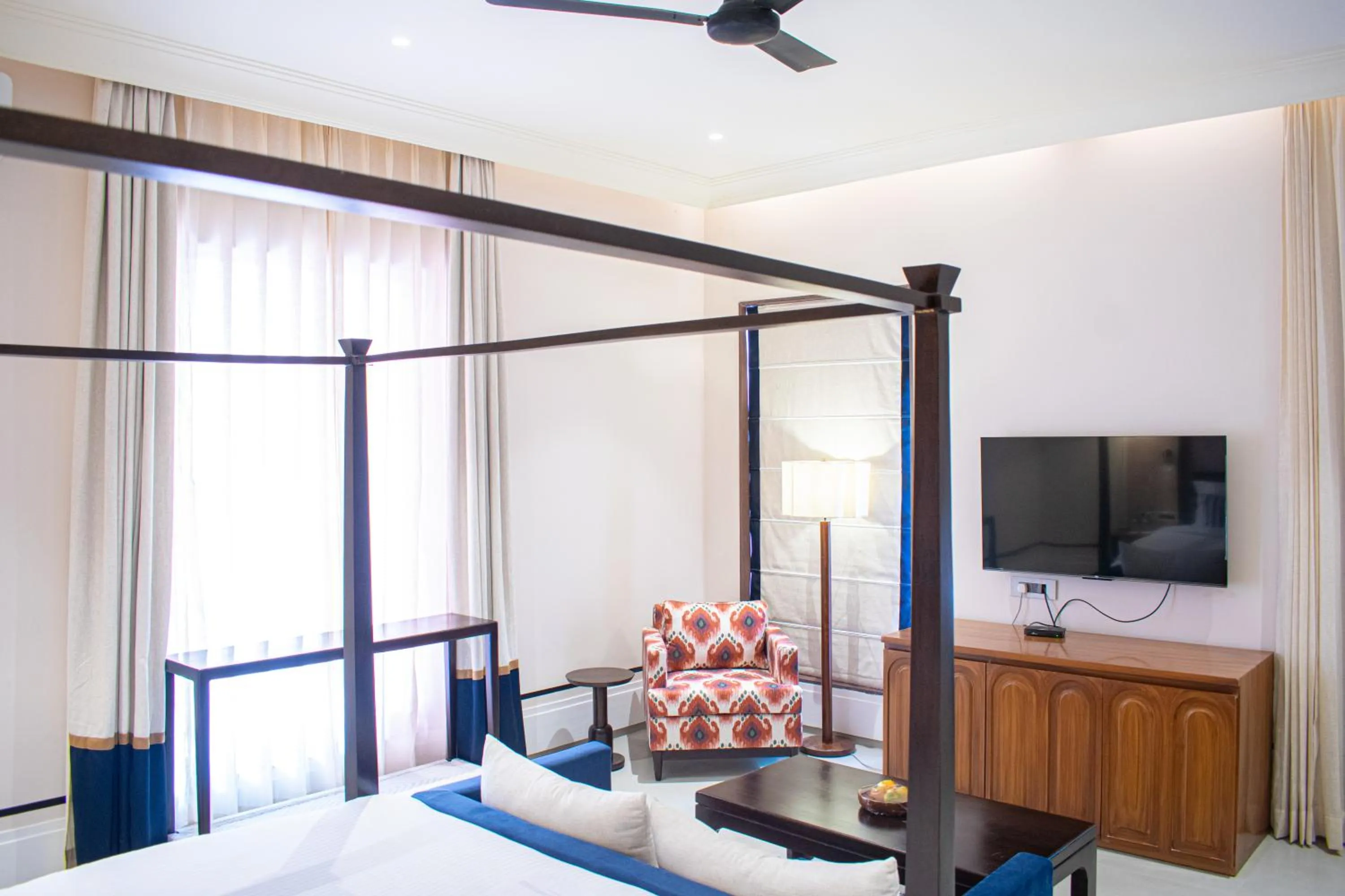 Communal lounge/ TV room, Bed in Casa Blanca Lakecity