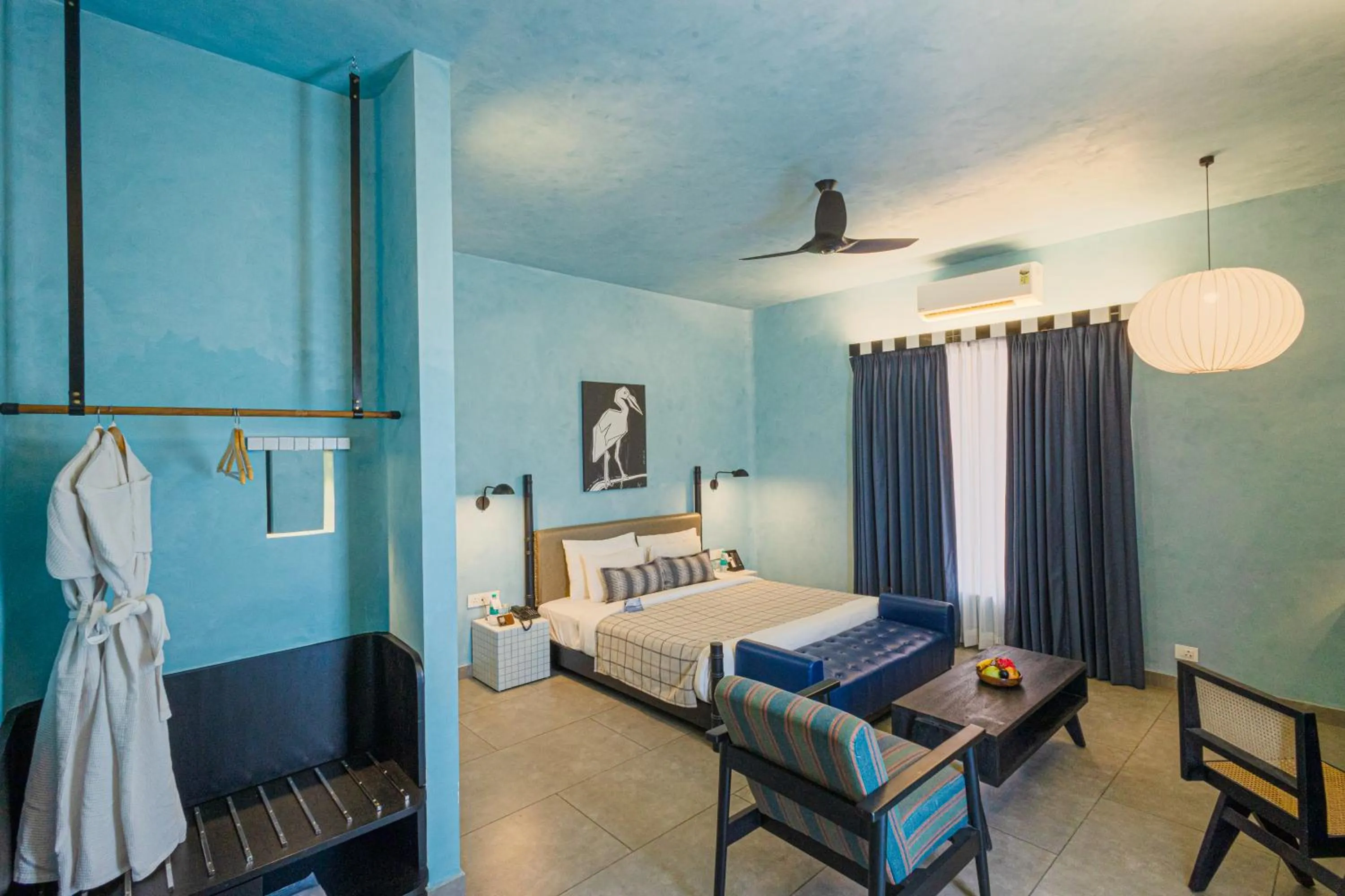 Photo of the whole room, Bed in Casa Blanca Lakecity