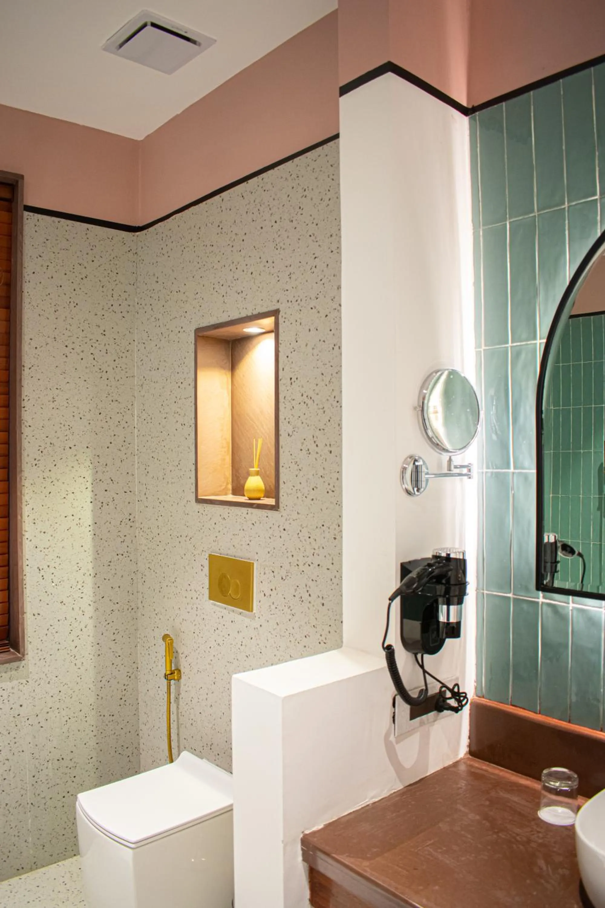 Toilet in Casa Blanca Lakecity