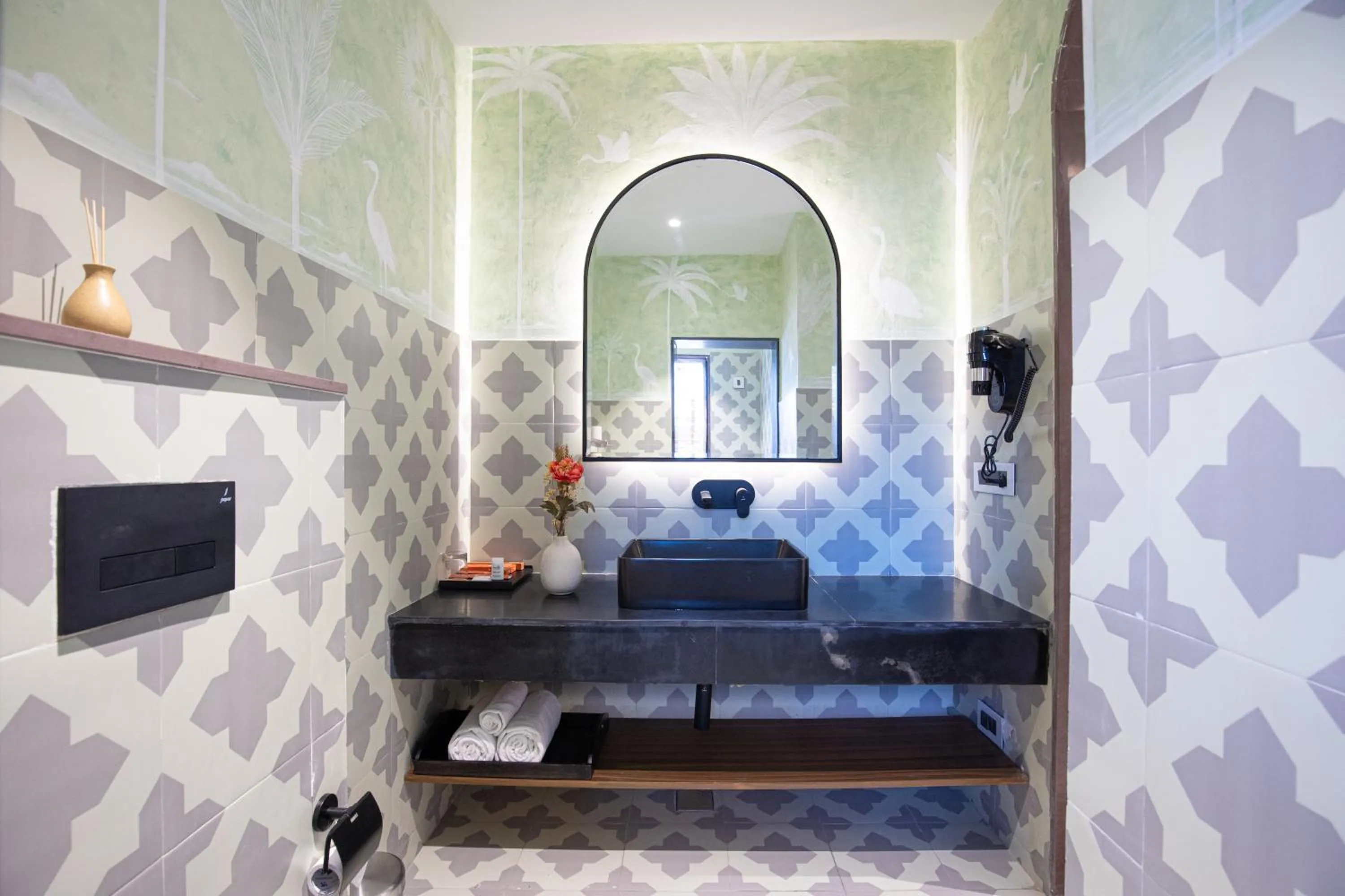 Bathroom, Bed in Casa Blanca Lakecity