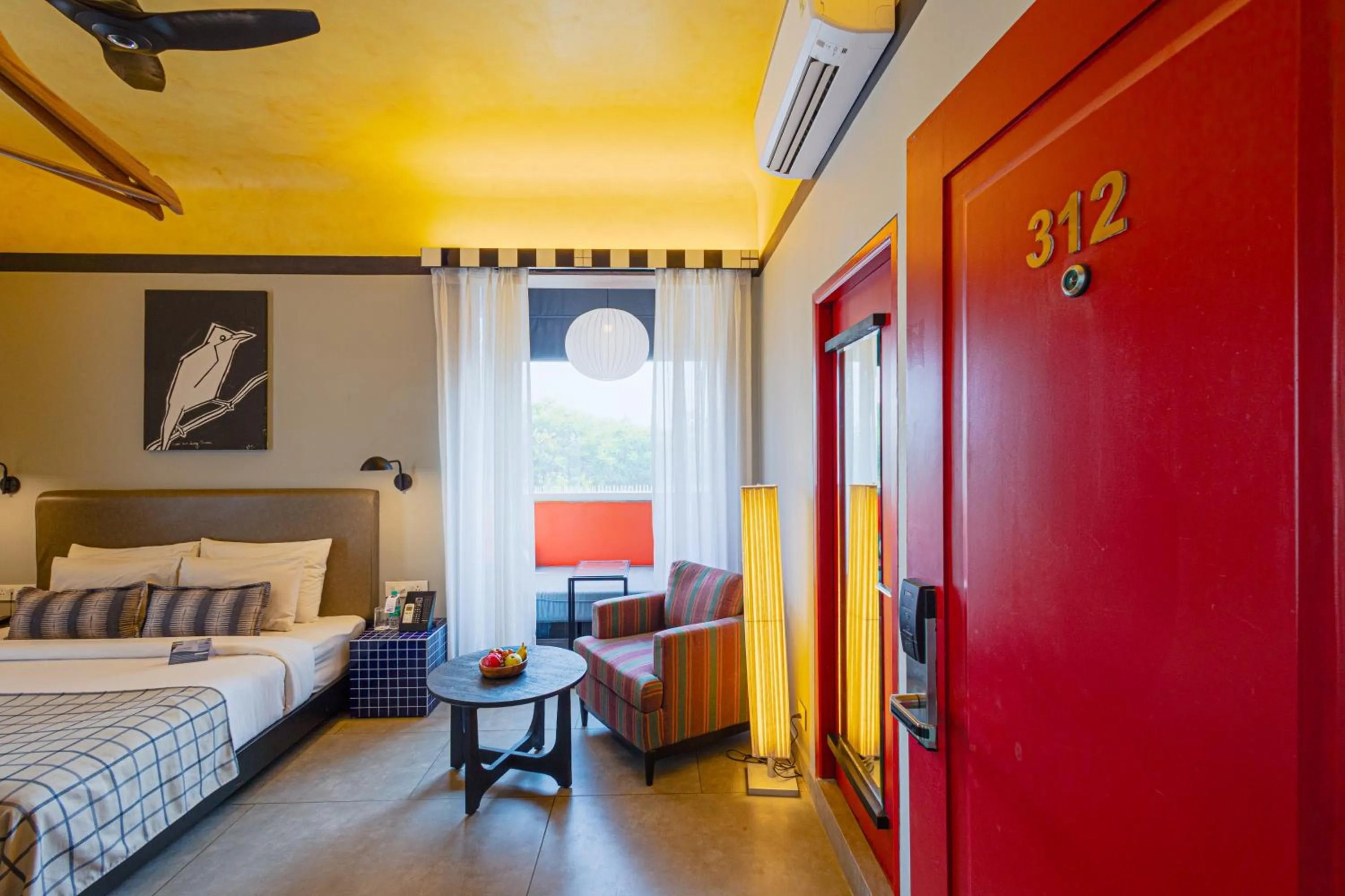 Photo of the whole room, Bed in Casa Blanca Lakecity