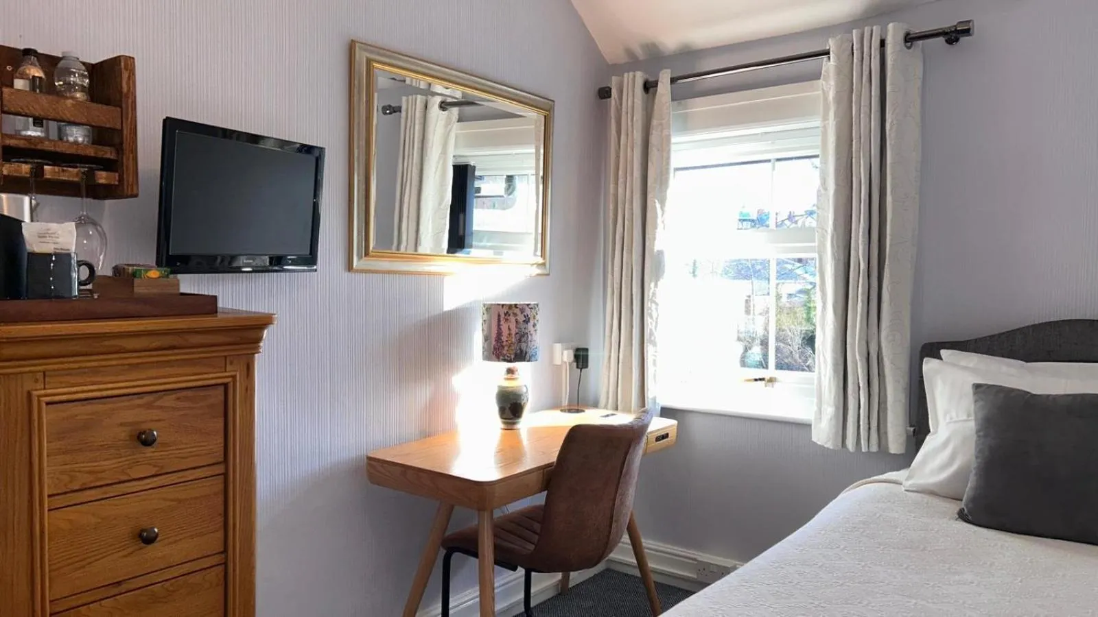 TV and multimedia, Bed in Greylands Guest House