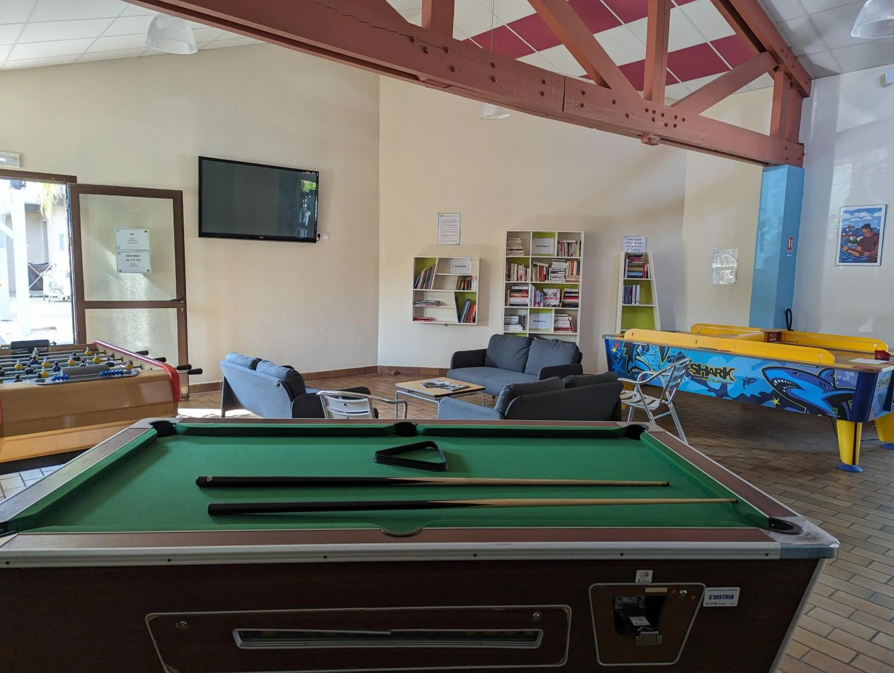 Communal lounge/ TV room in Village Vacances Le Junka