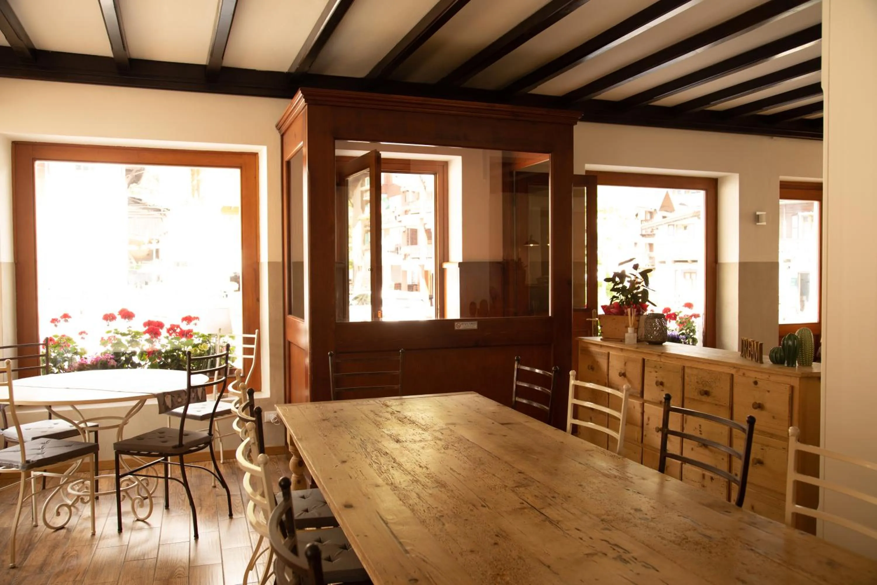 Communal lounge/ TV room in Hotel Dufour