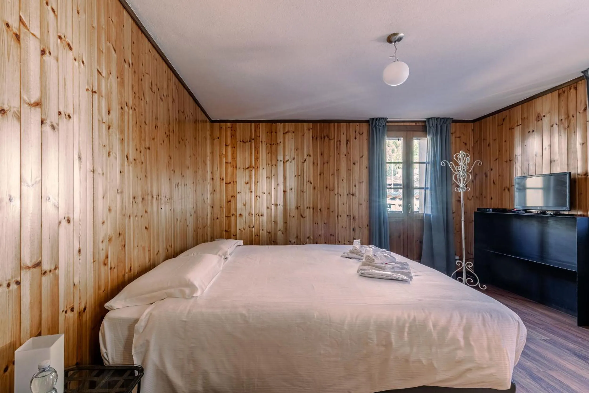 Photo of the whole room, Bed in Hotel Dufour