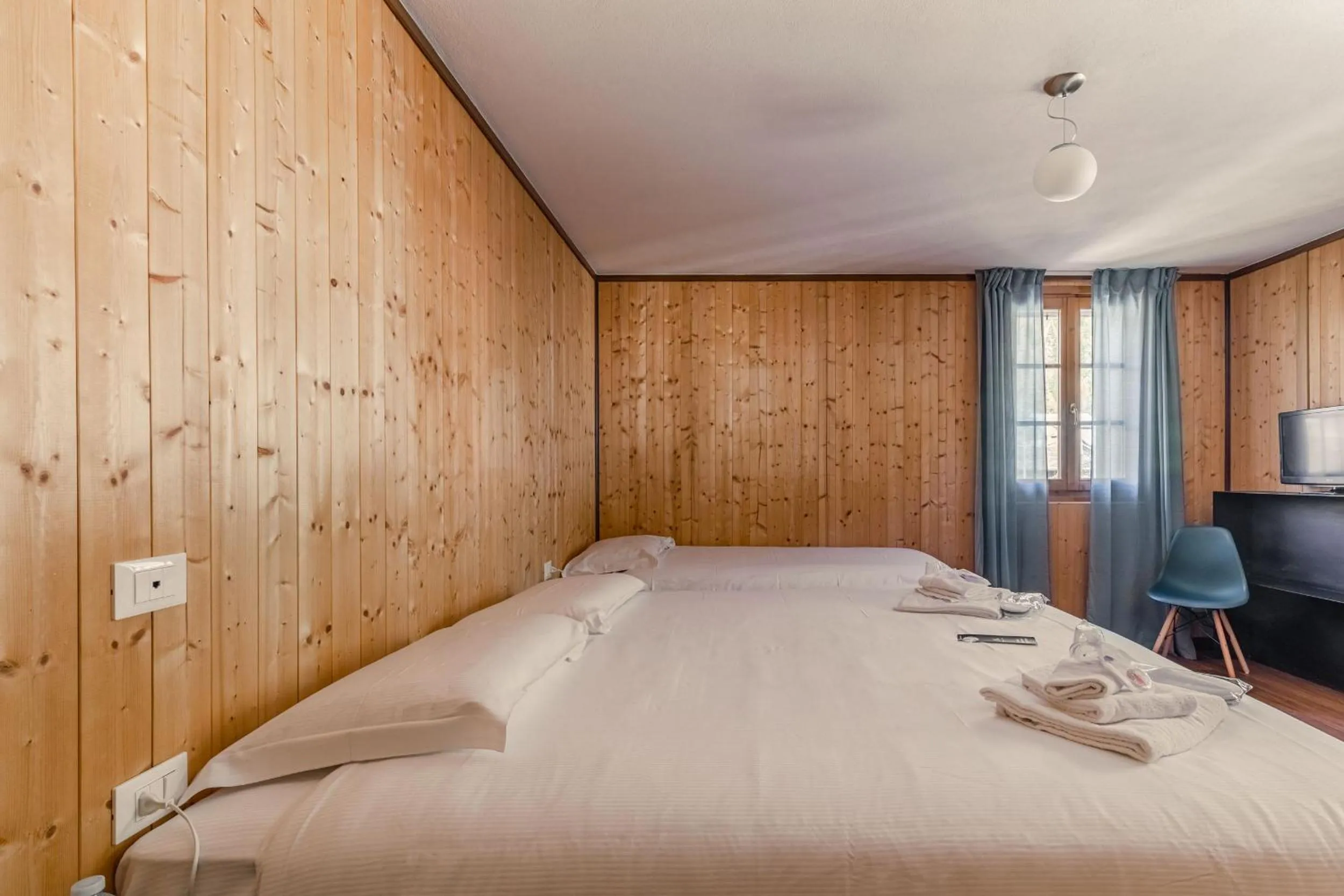 Photo of the whole room, Bed in Hotel Dufour