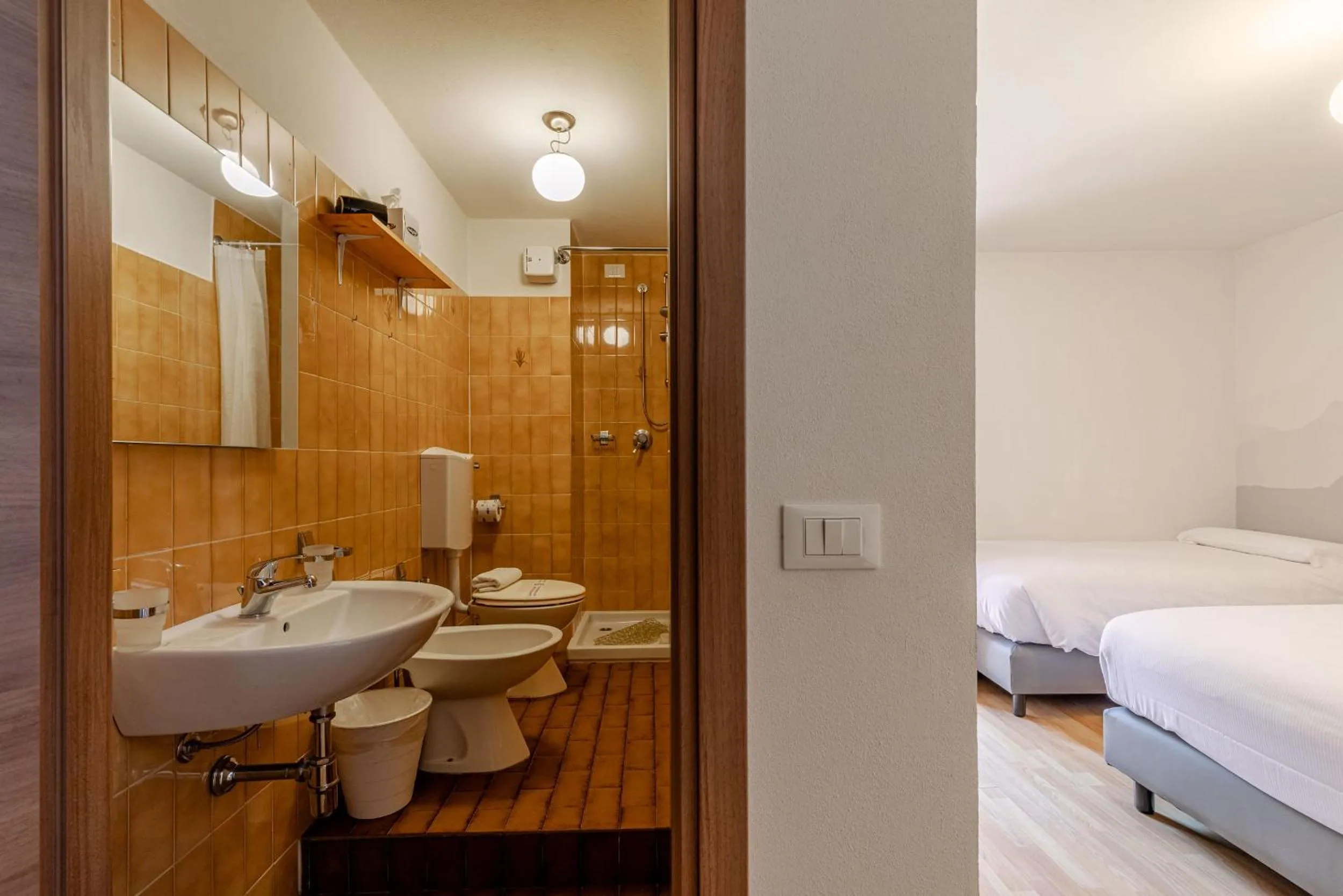 Bathroom, Bed in Hotel Dufour