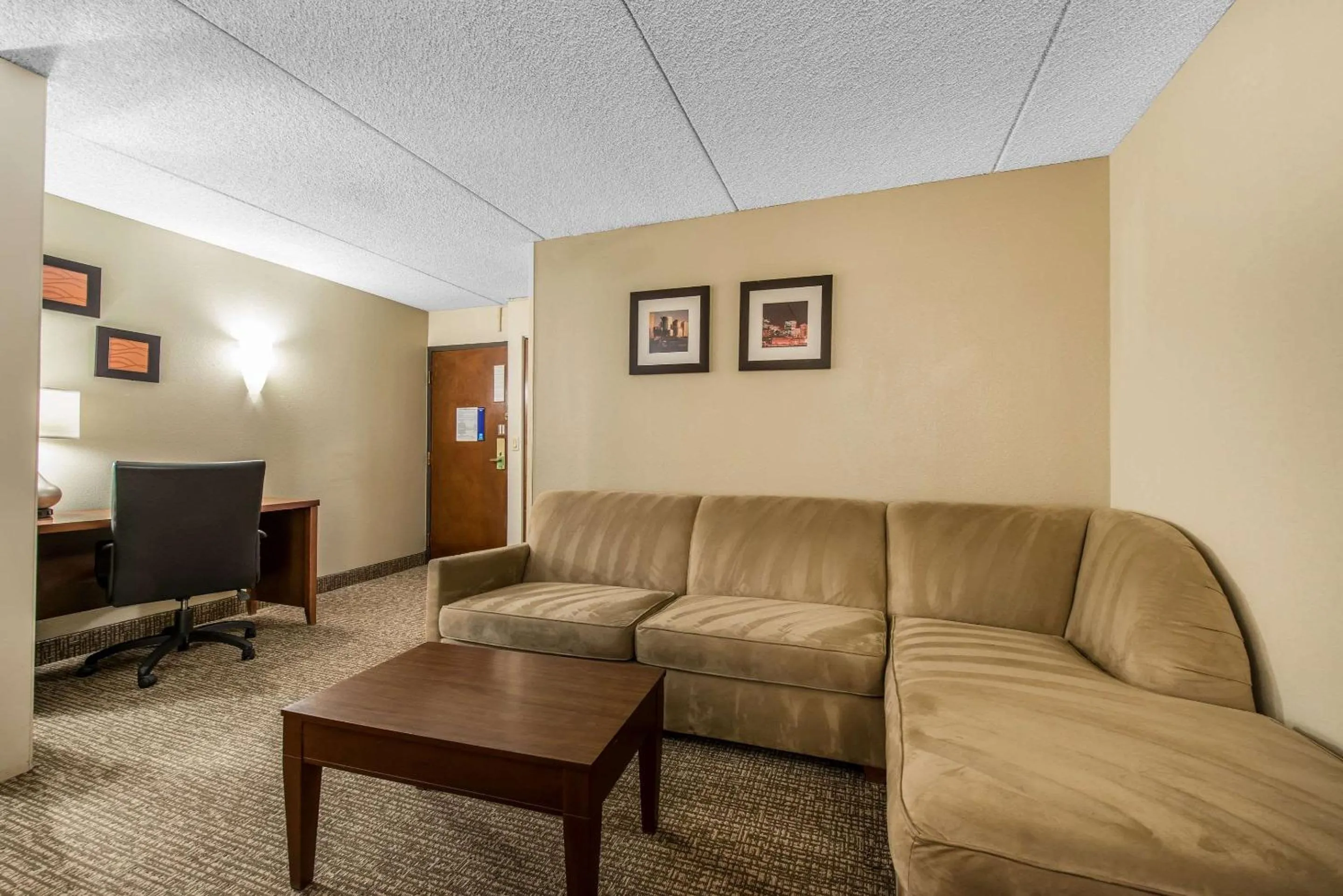 Photo of the whole room, Seating Area in Comfort Inn & Suites Denver Northfield