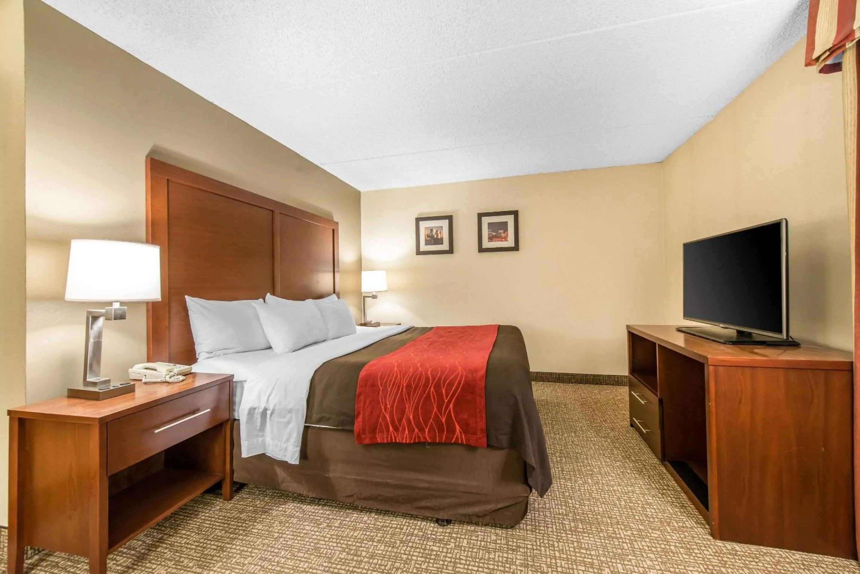 Photo of the whole room, TV/Entertainment Center in Comfort Inn & Suites Denver Northfield