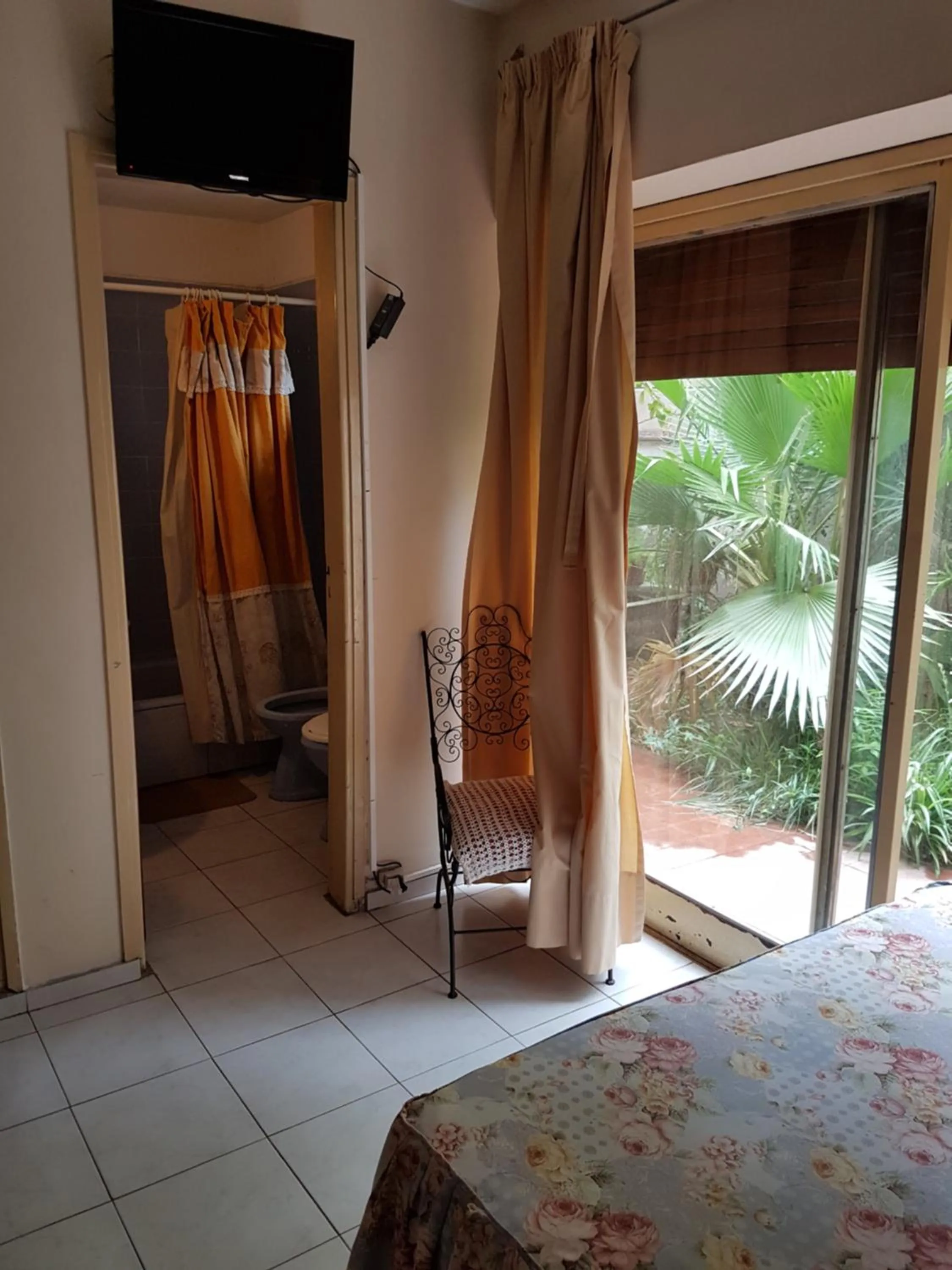 Shower, Bed in Nuevo Castillo Hotel