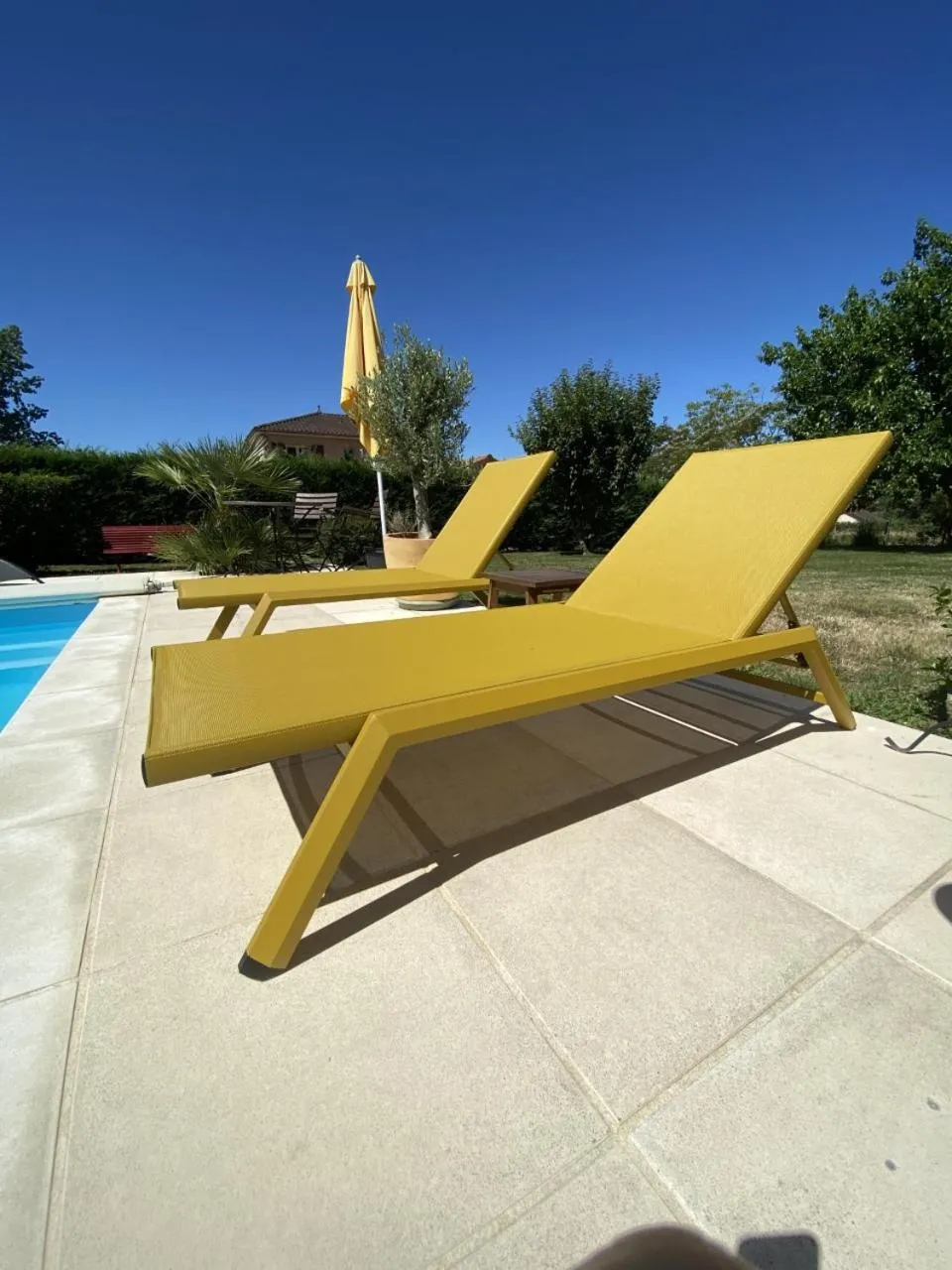 Swimming pool in Merveilleuses chambres d'hôtes à Panazol