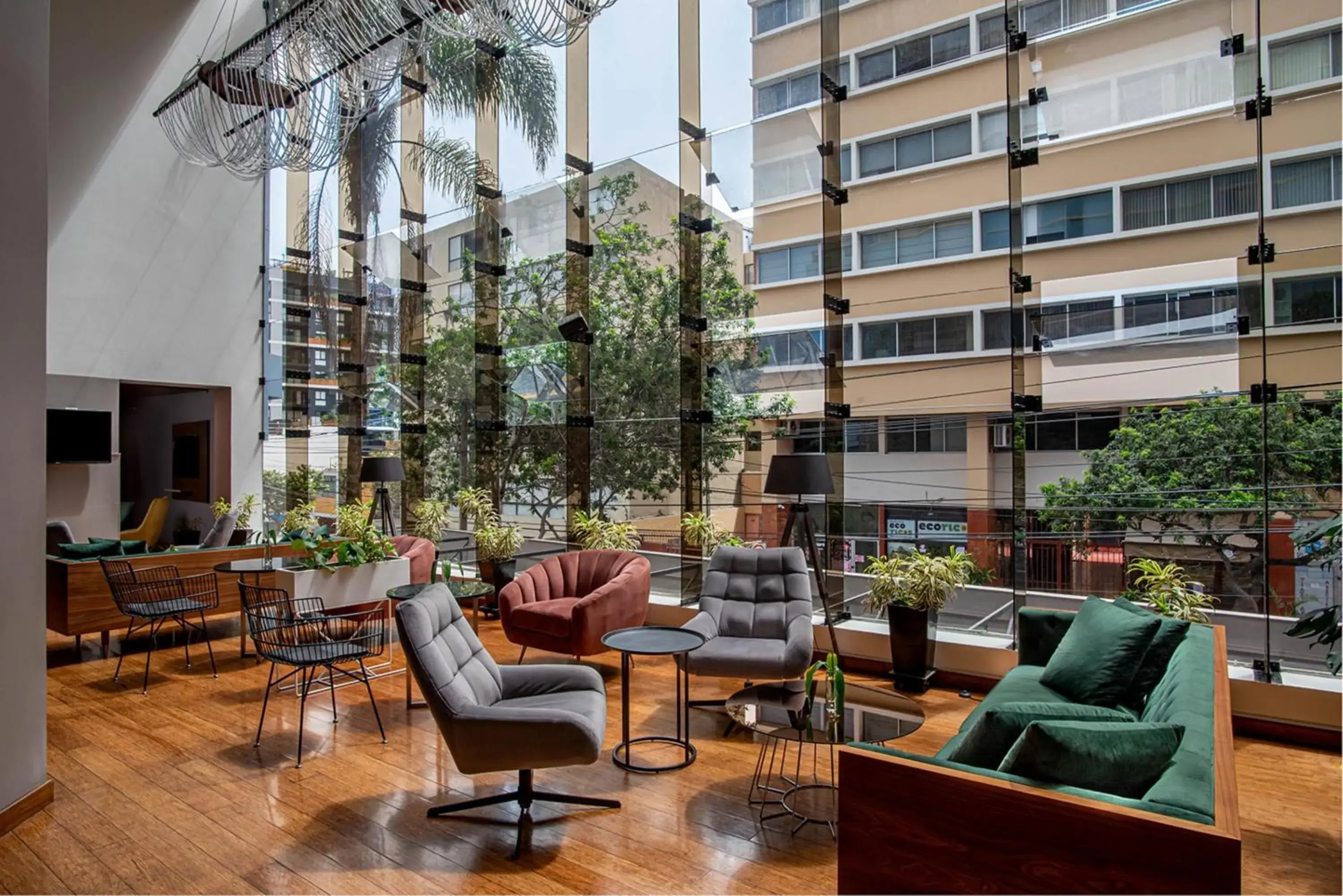 Lounge or bar in Crowne Plaza Lima by IHG Lounge or bar in Crowne Plaza Lima by IHG