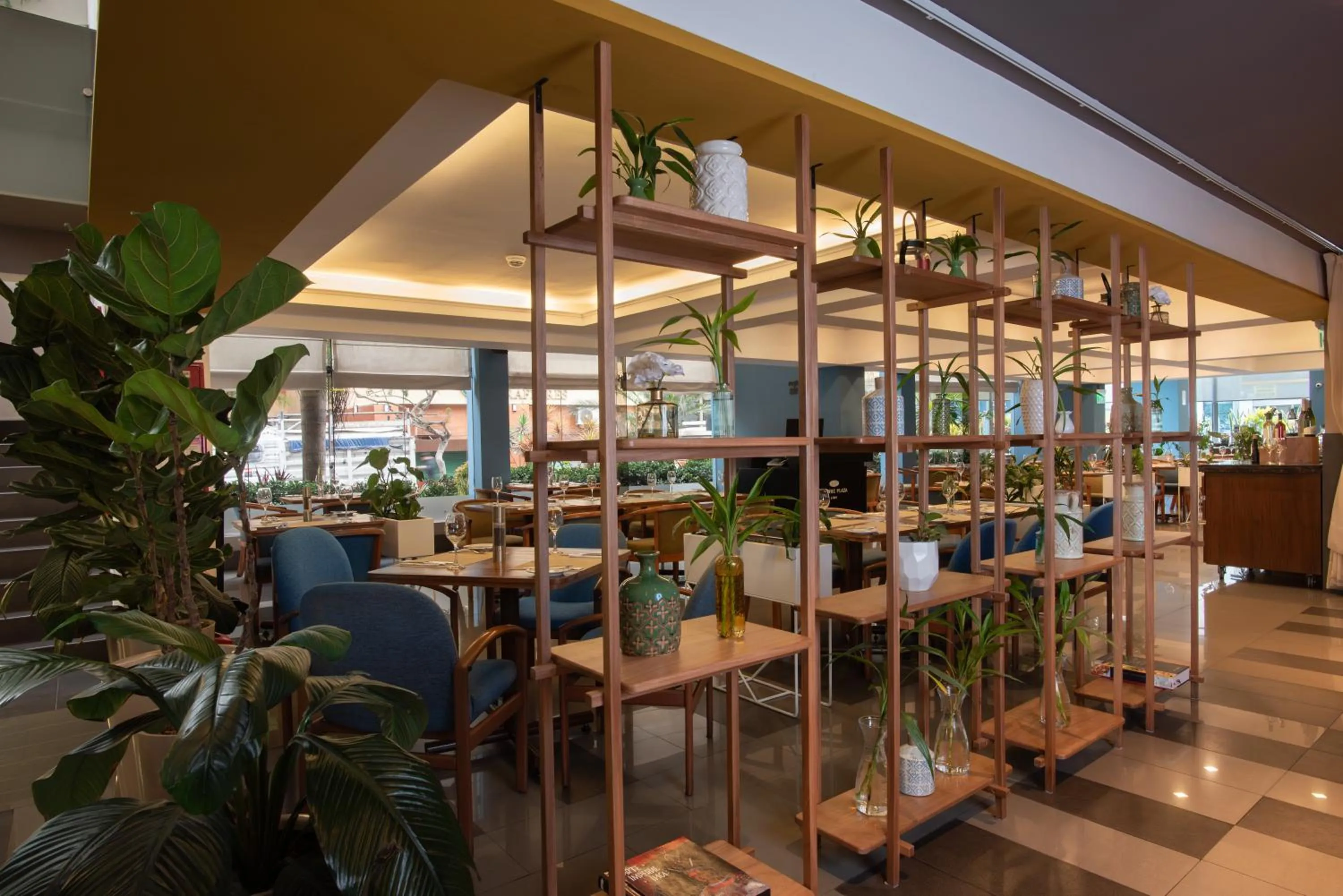 Restaurant/places to eat in Crowne Plaza Lima by IHG