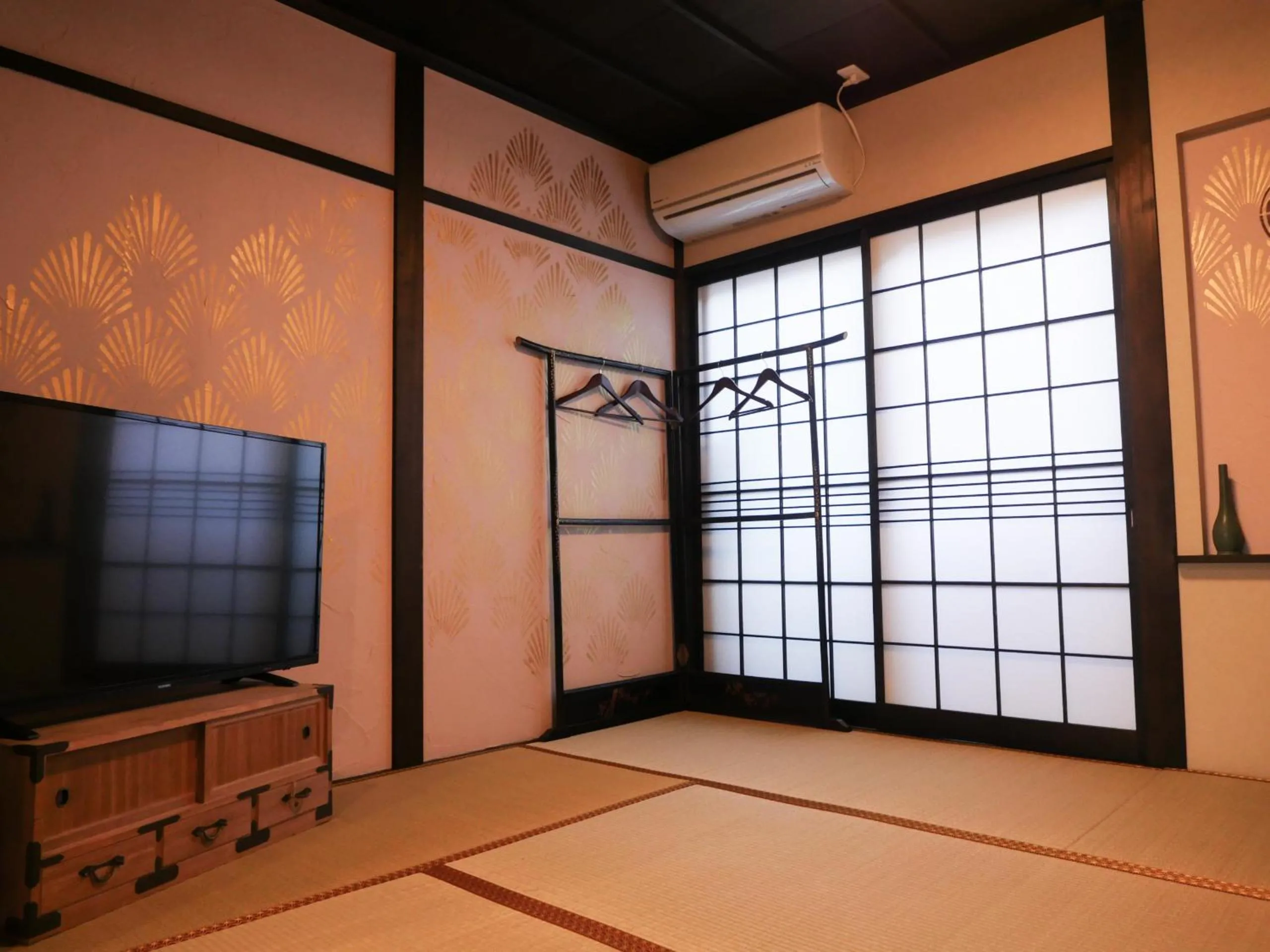 Communal lounge/ TV room, Bed in Temarian House