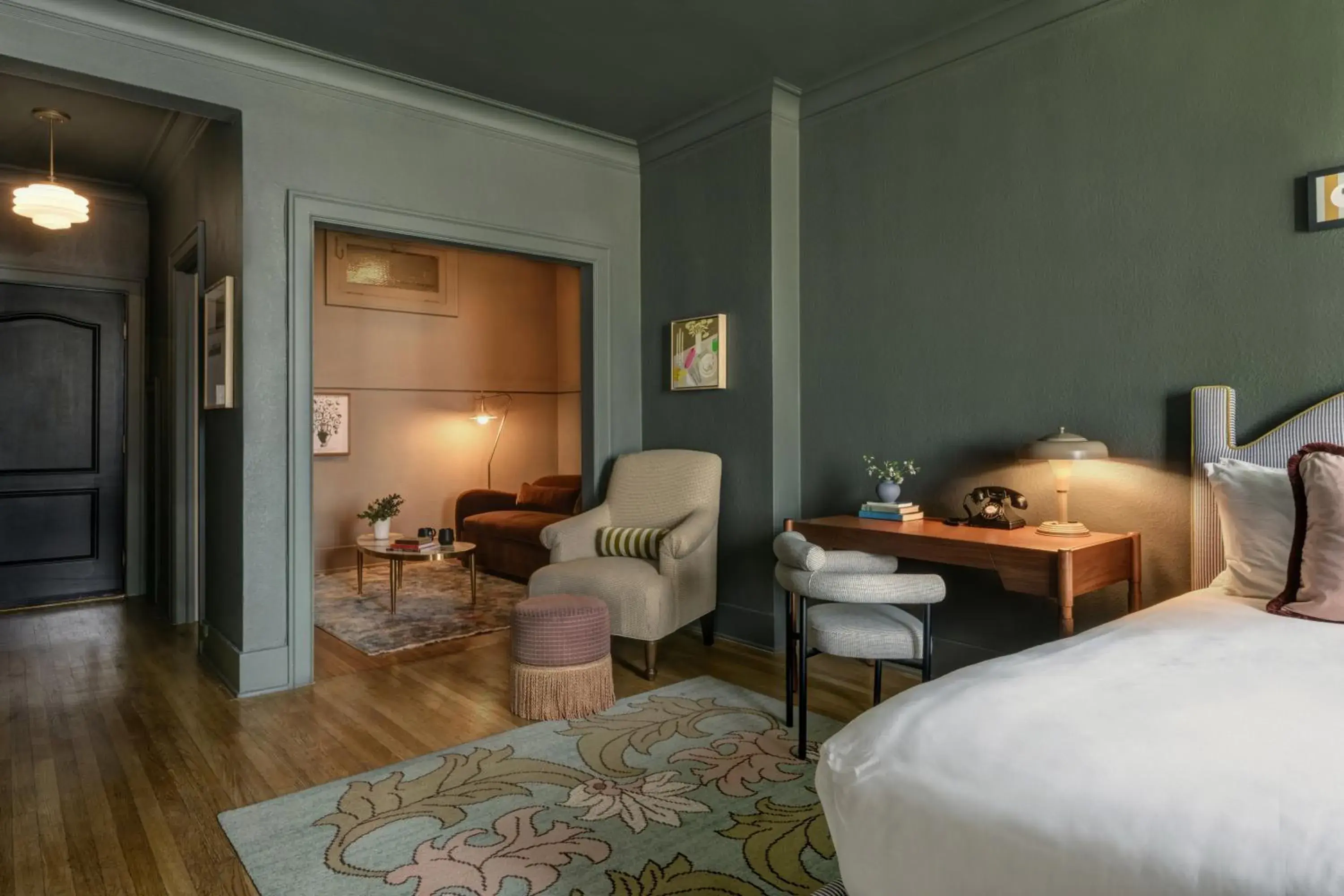 Guests, Bed in MarQueen Hotel - NEWLY RENOVATED Guests, Bed in MarQueen Hotel - NEWLY RENOVATED