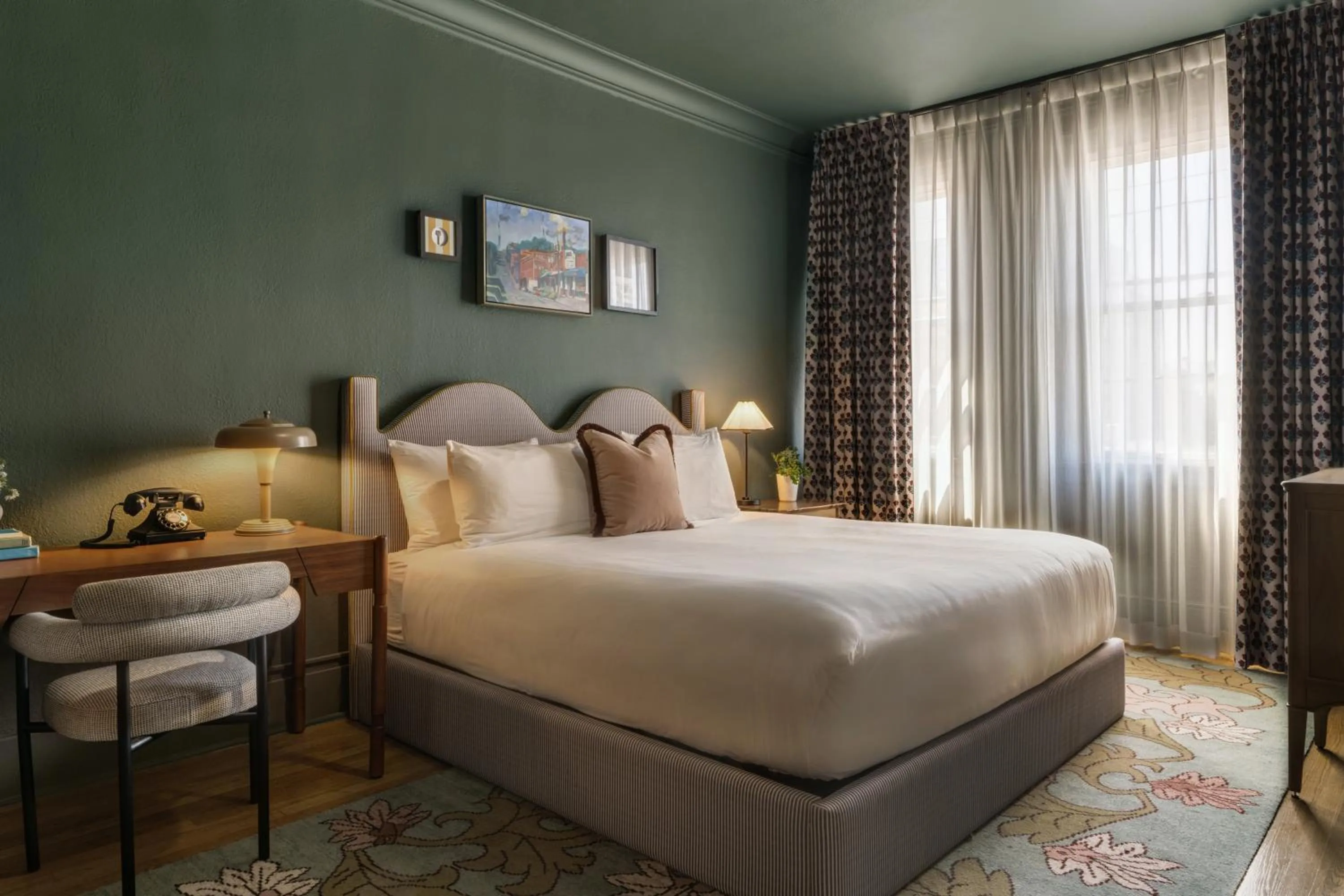 Guests, Bed in MarQueen Hotel - NEWLY RENOVATED