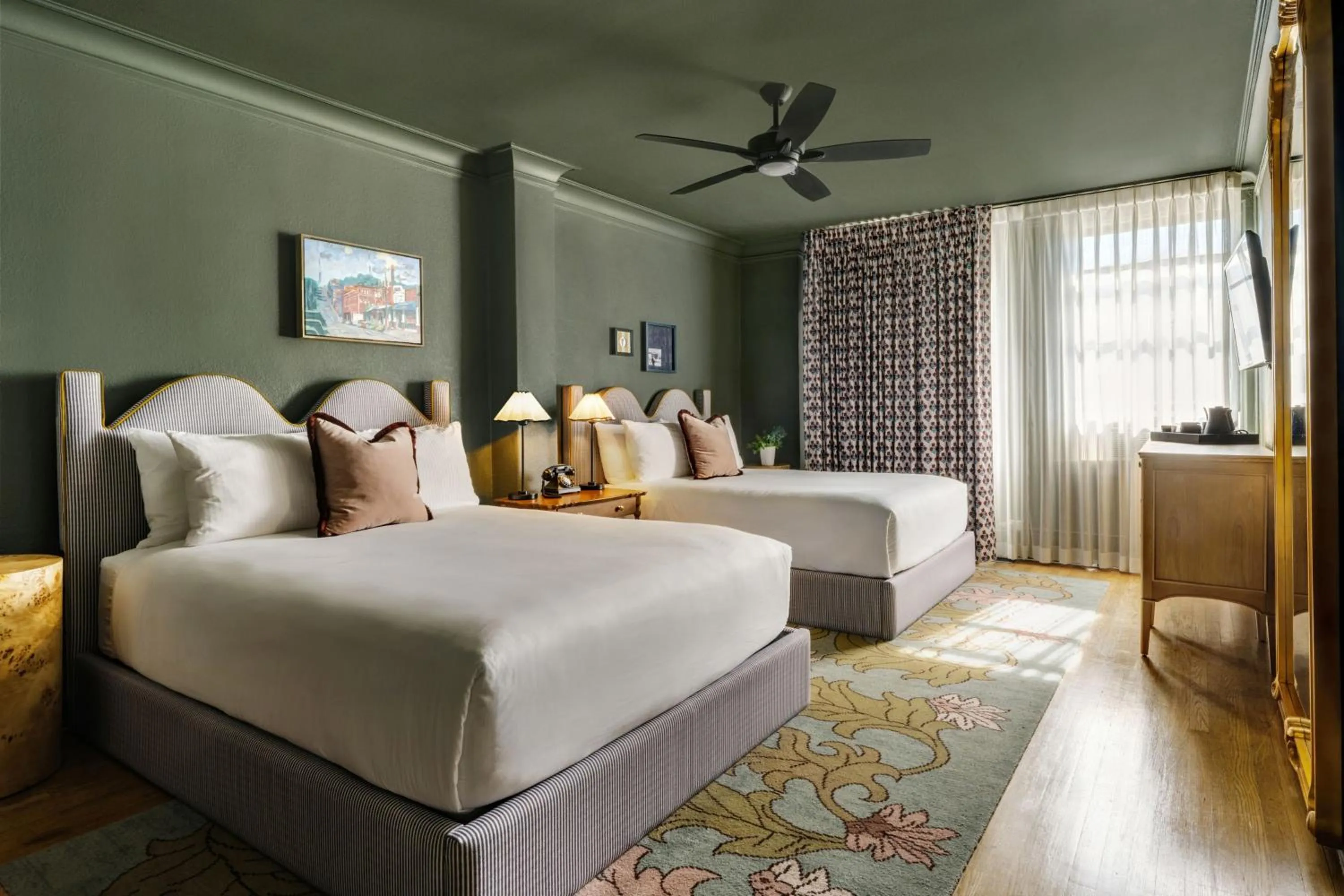 Guests, Bed in MarQueen Hotel - NEWLY RENOVATED