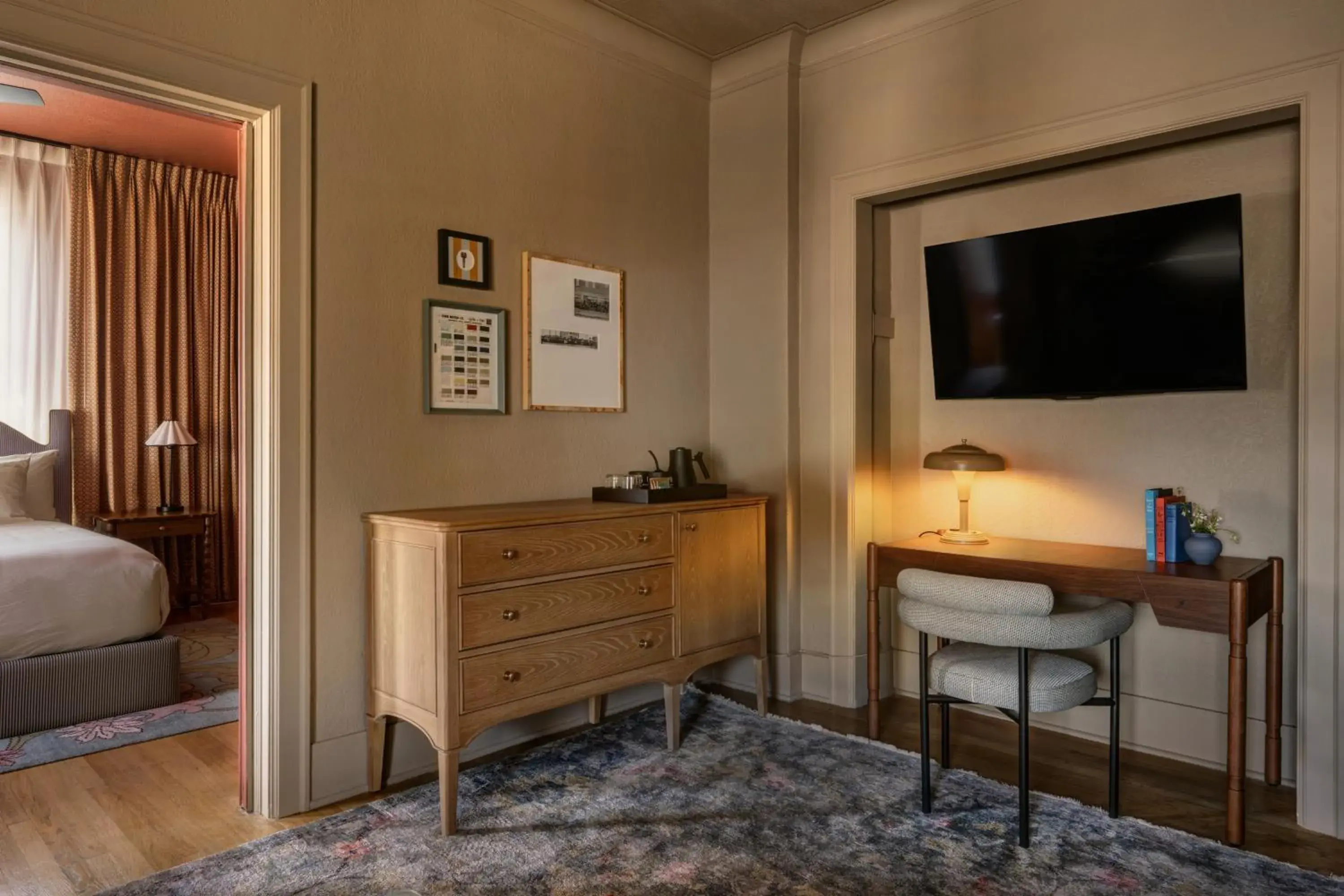 Living room, Bed in MarQueen Hotel - NEWLY RENOVATED Living room, Bed in MarQueen Hotel - NEWLY RENOVATED