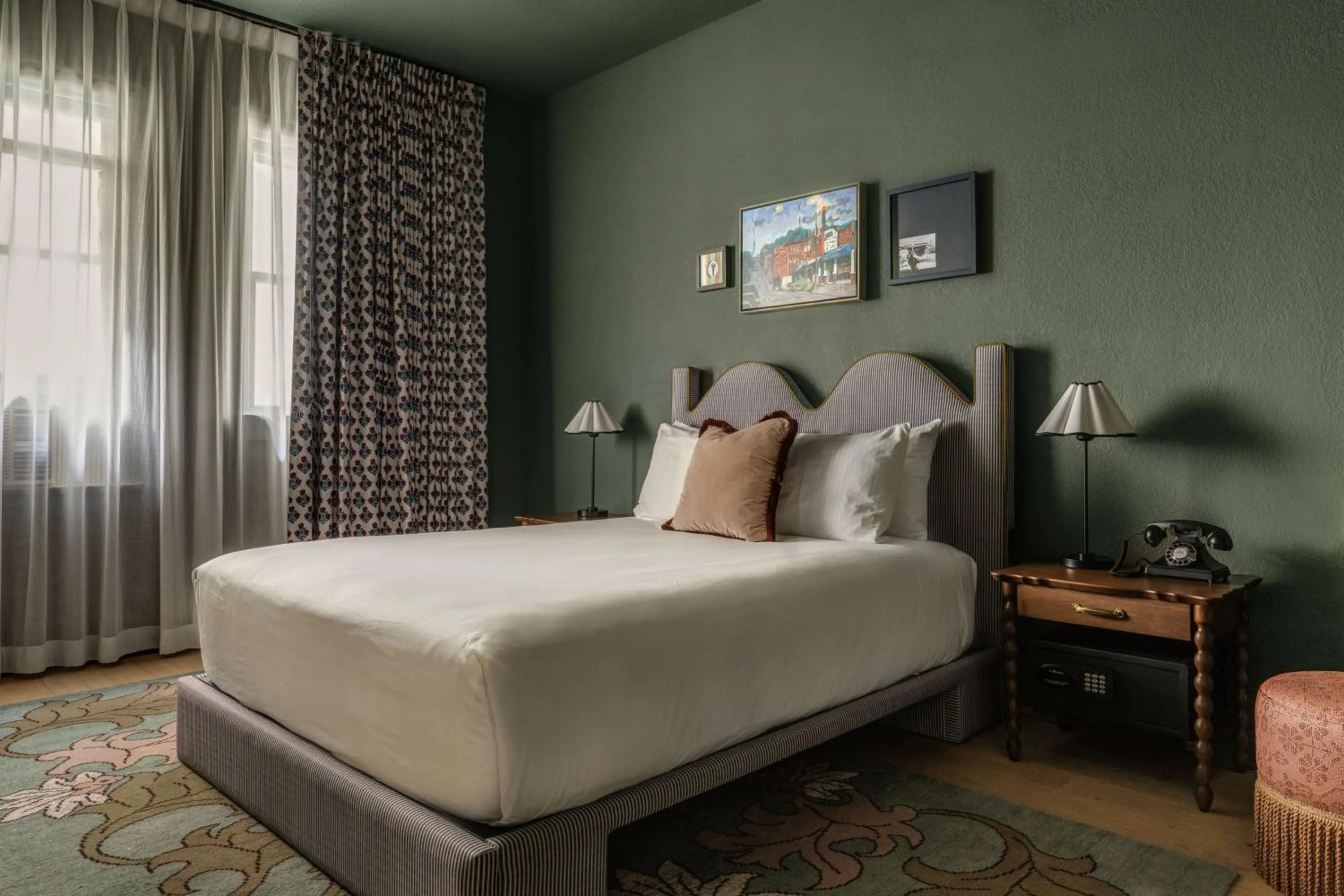 Guests, Bed in MarQueen Hotel - NEWLY RENOVATED