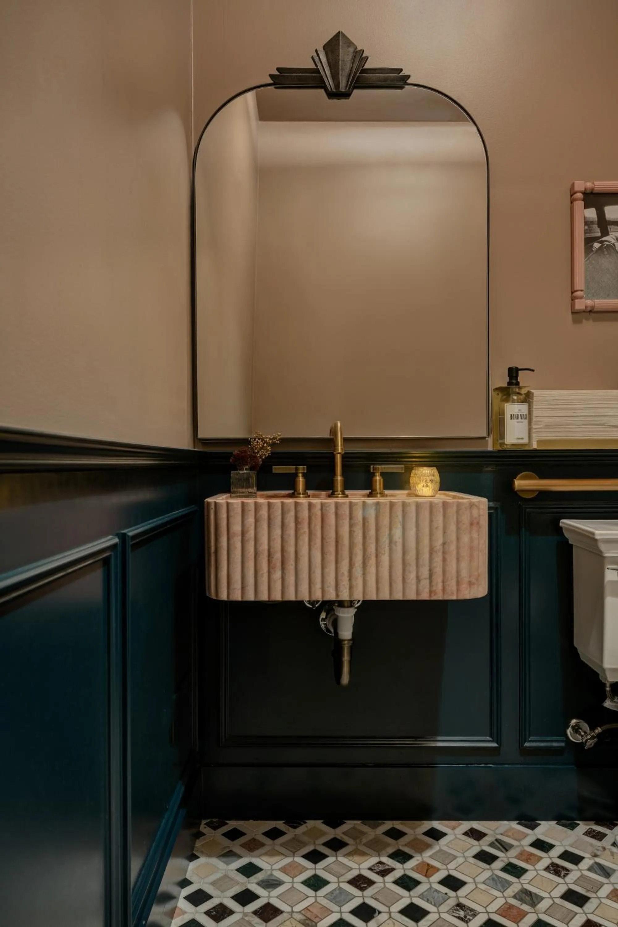 Public Bath in MarQueen Hotel - NEWLY RENOVATED