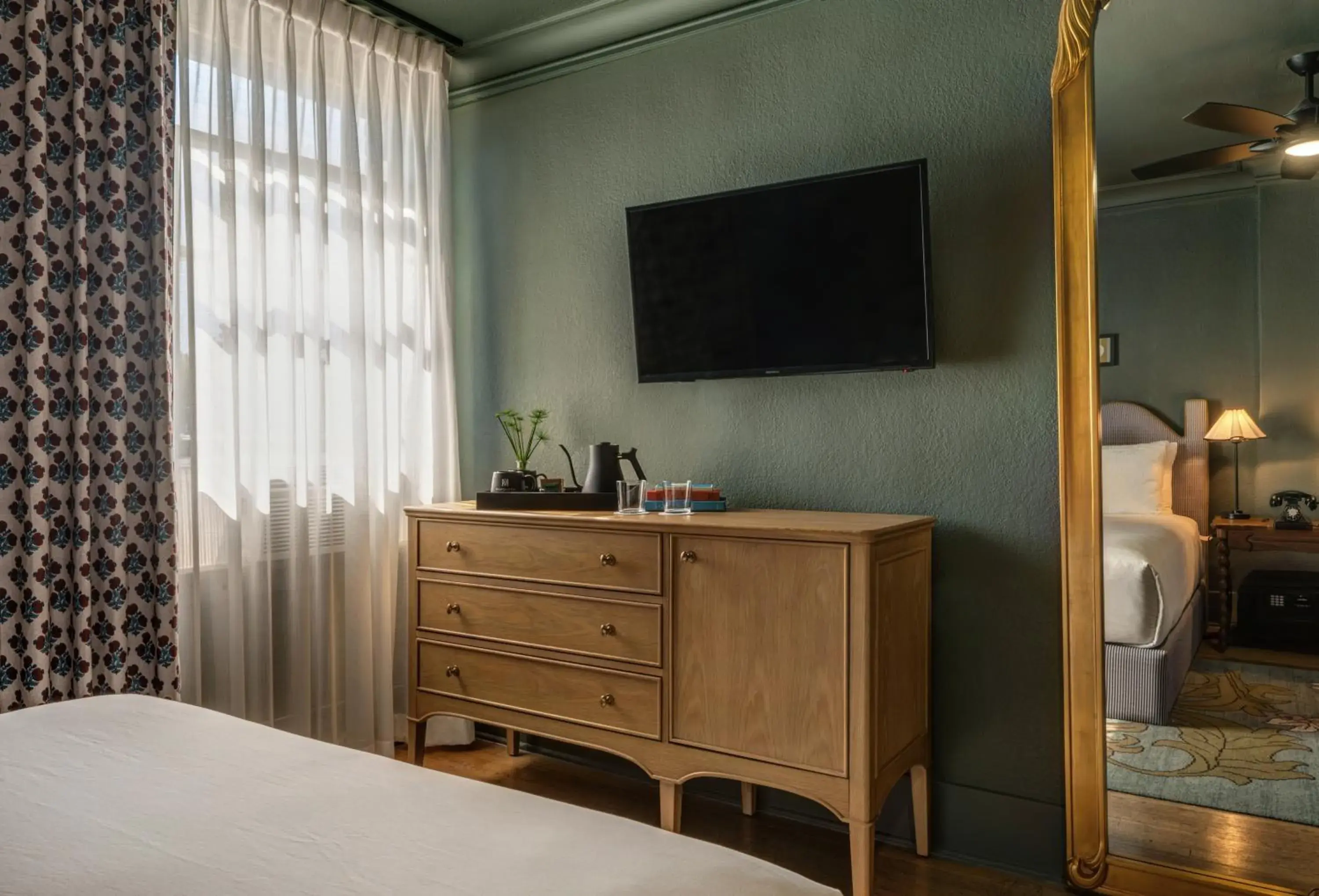 Guests, Bed in MarQueen Hotel - NEWLY RENOVATED Guests, Bed in MarQueen Hotel - NEWLY RENOVATED