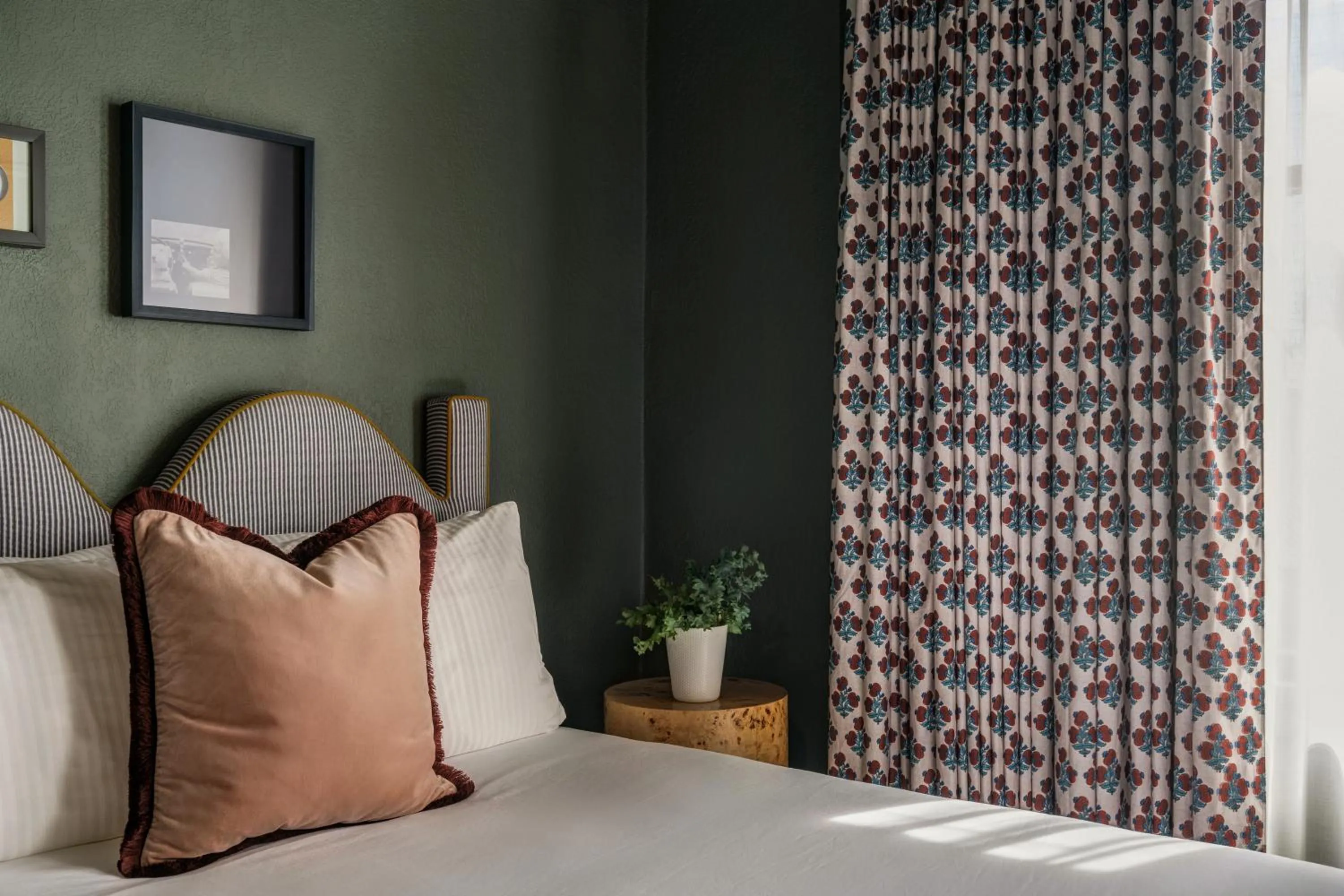 Guests, Bed in MarQueen Hotel - NEWLY RENOVATED