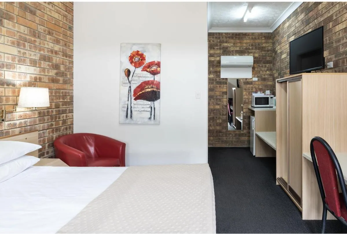 Bed in Longreach Motor Inn