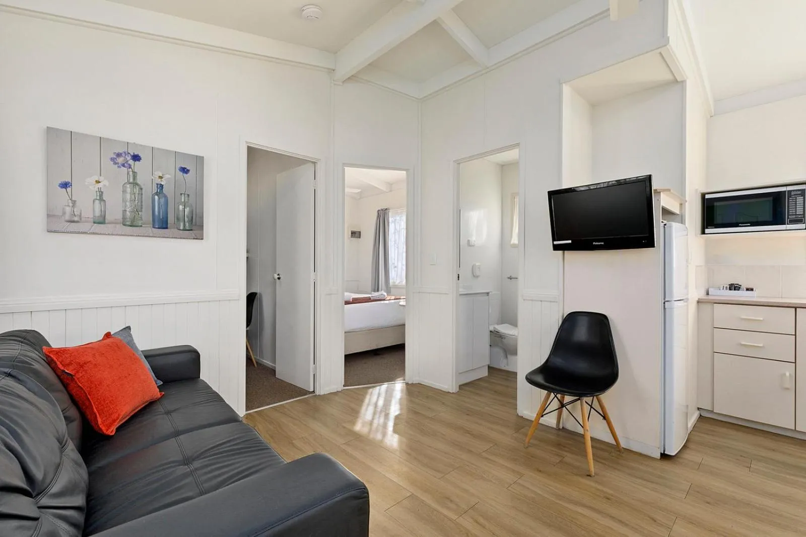 Living room, Bed in High Country Holiday Park