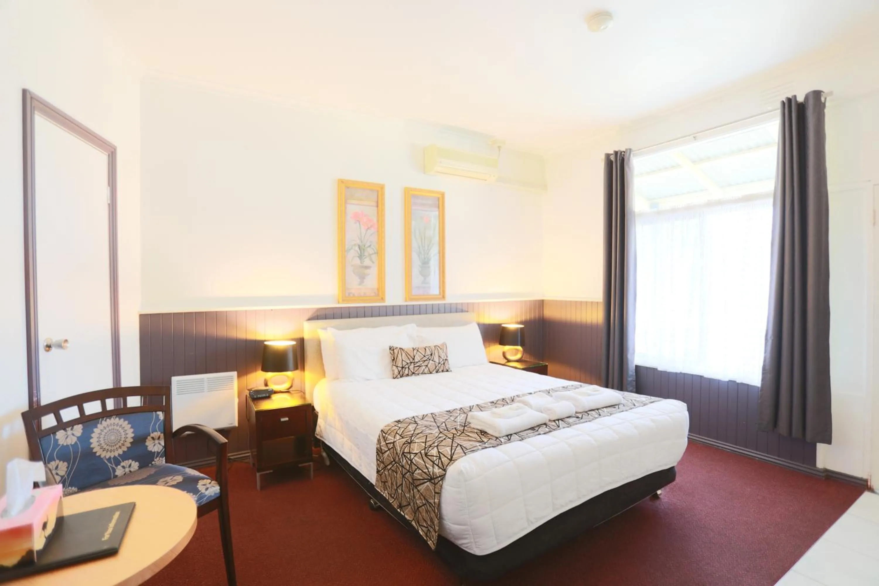 Bed in The Esplanade Motel