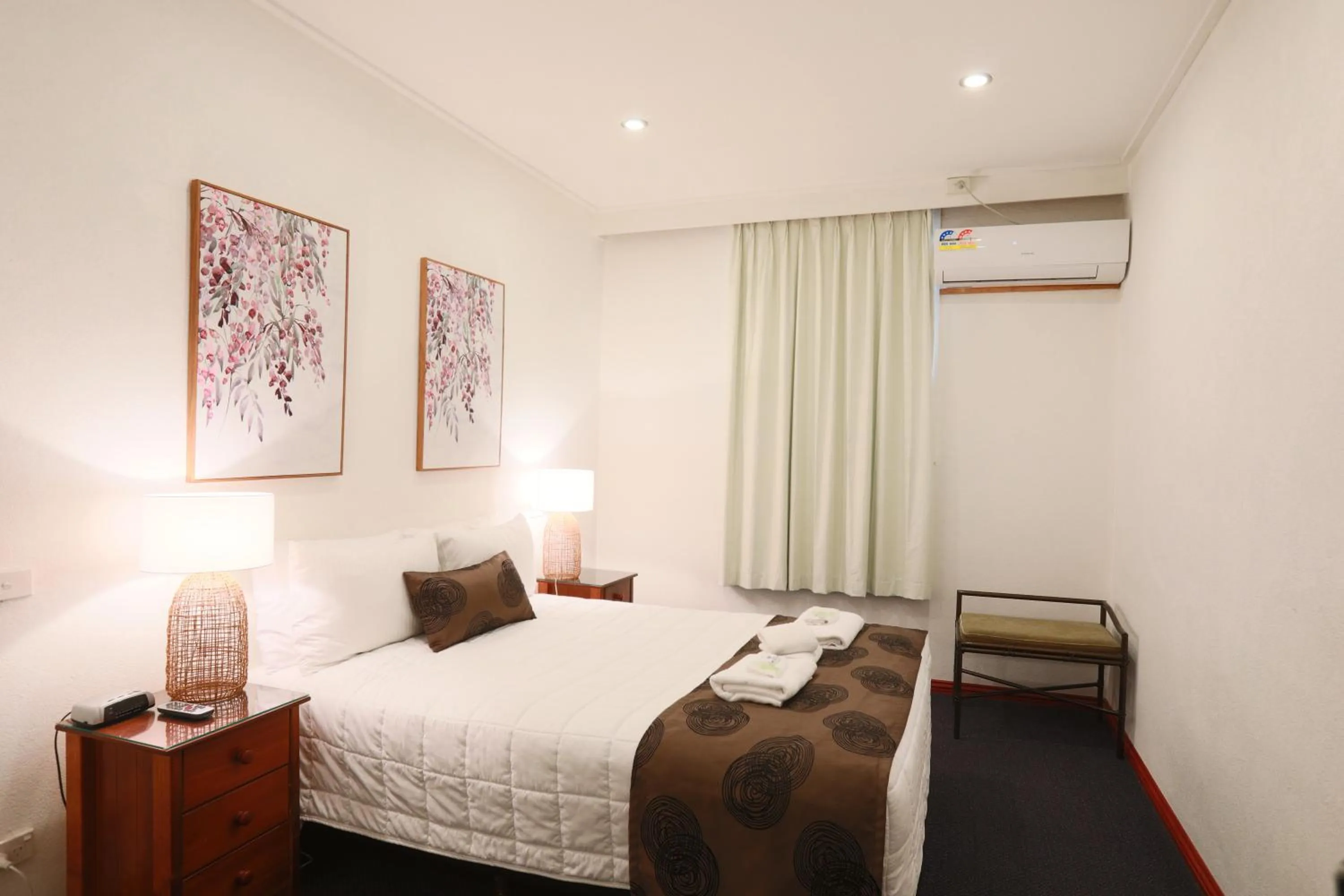 Bed in The Esplanade Motel