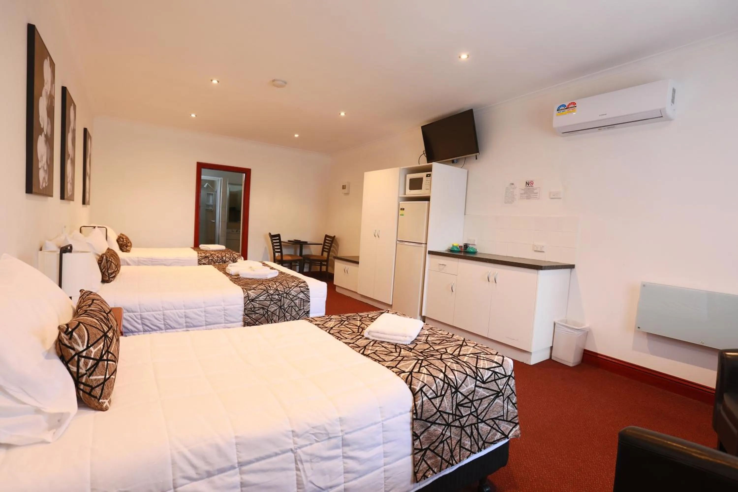 Bed in The Esplanade Motel