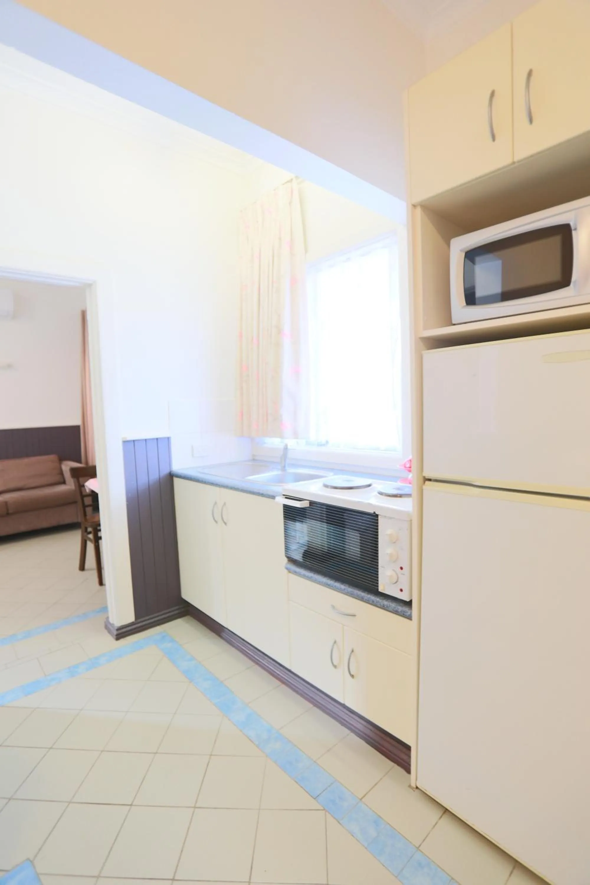 Kitchen or kitchenette in The Esplanade Motel