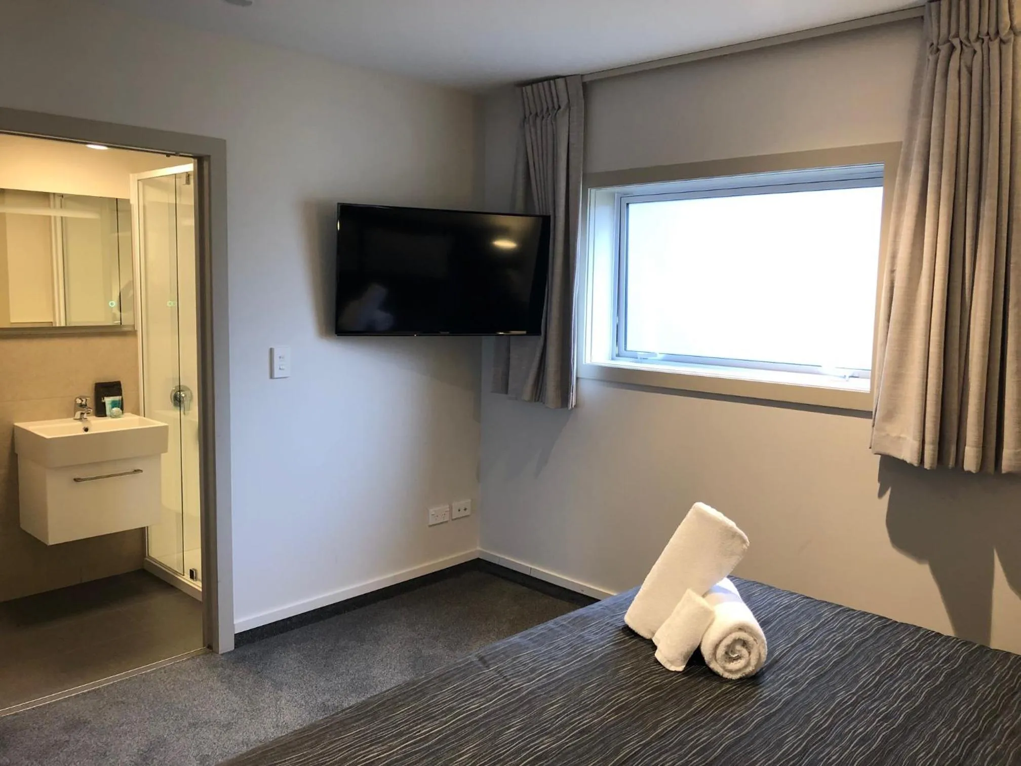 TV and multimedia, Bed in Autoline Motel Queenstown