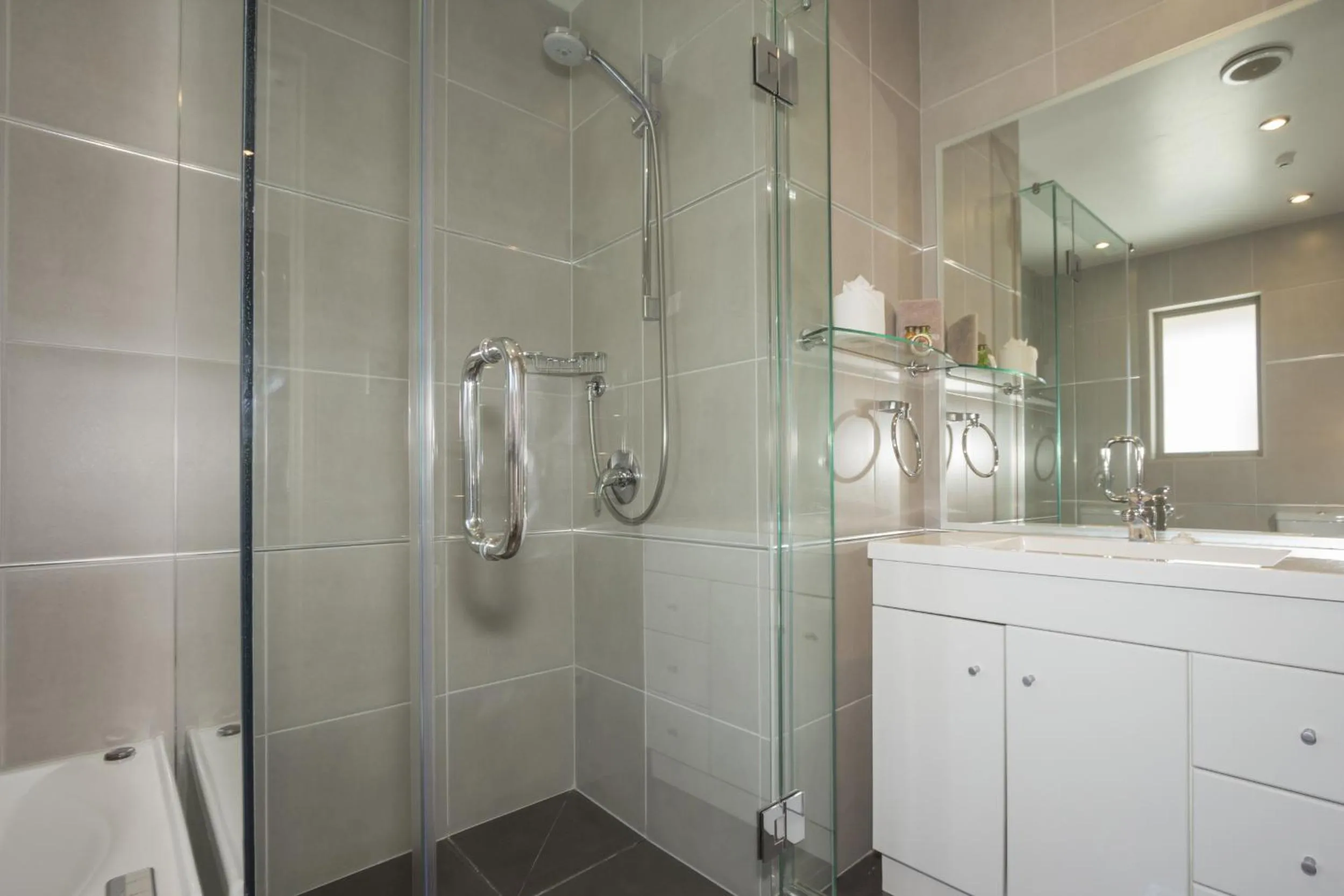 Shower in Autoline Motel Queenstown