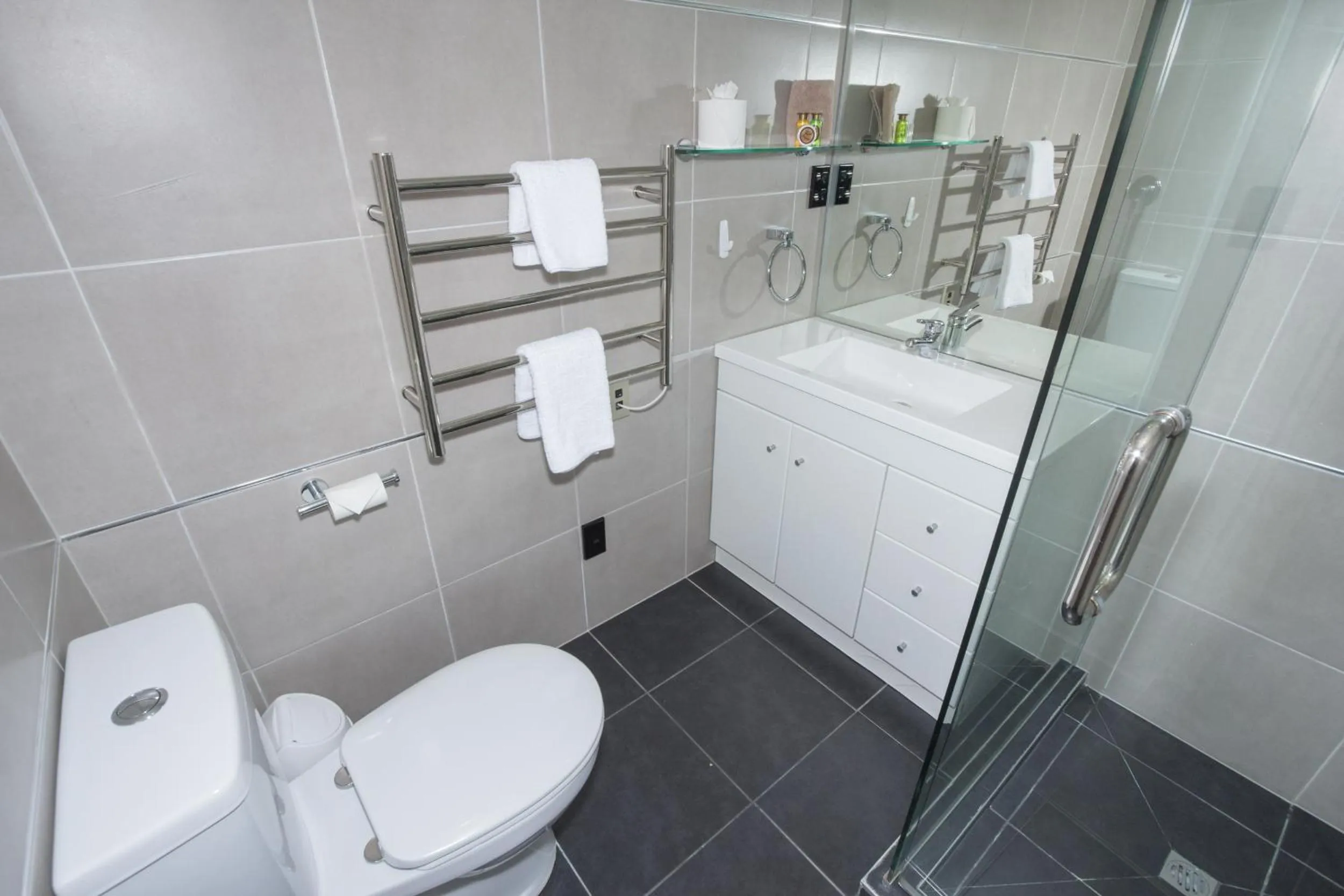 Shower in Autoline Motel Queenstown