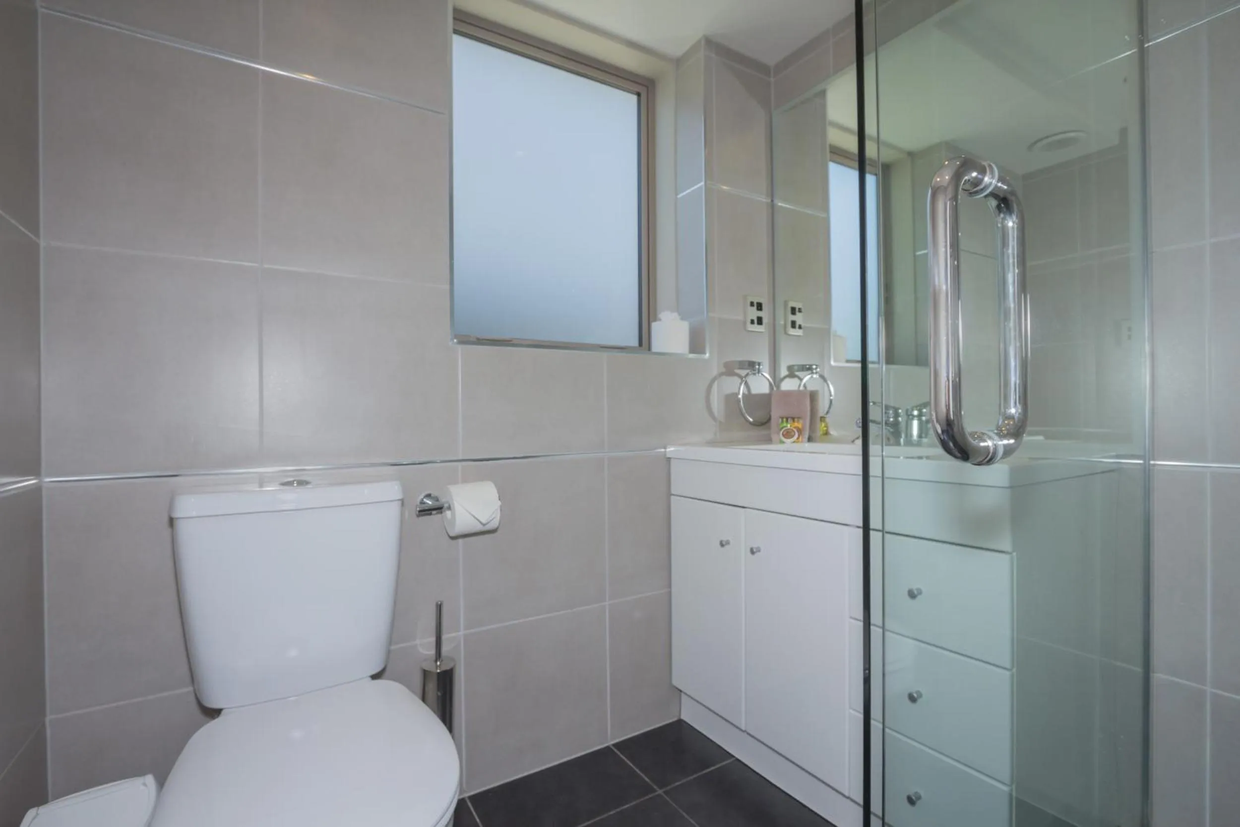 Shower in Autoline Motel Queenstown