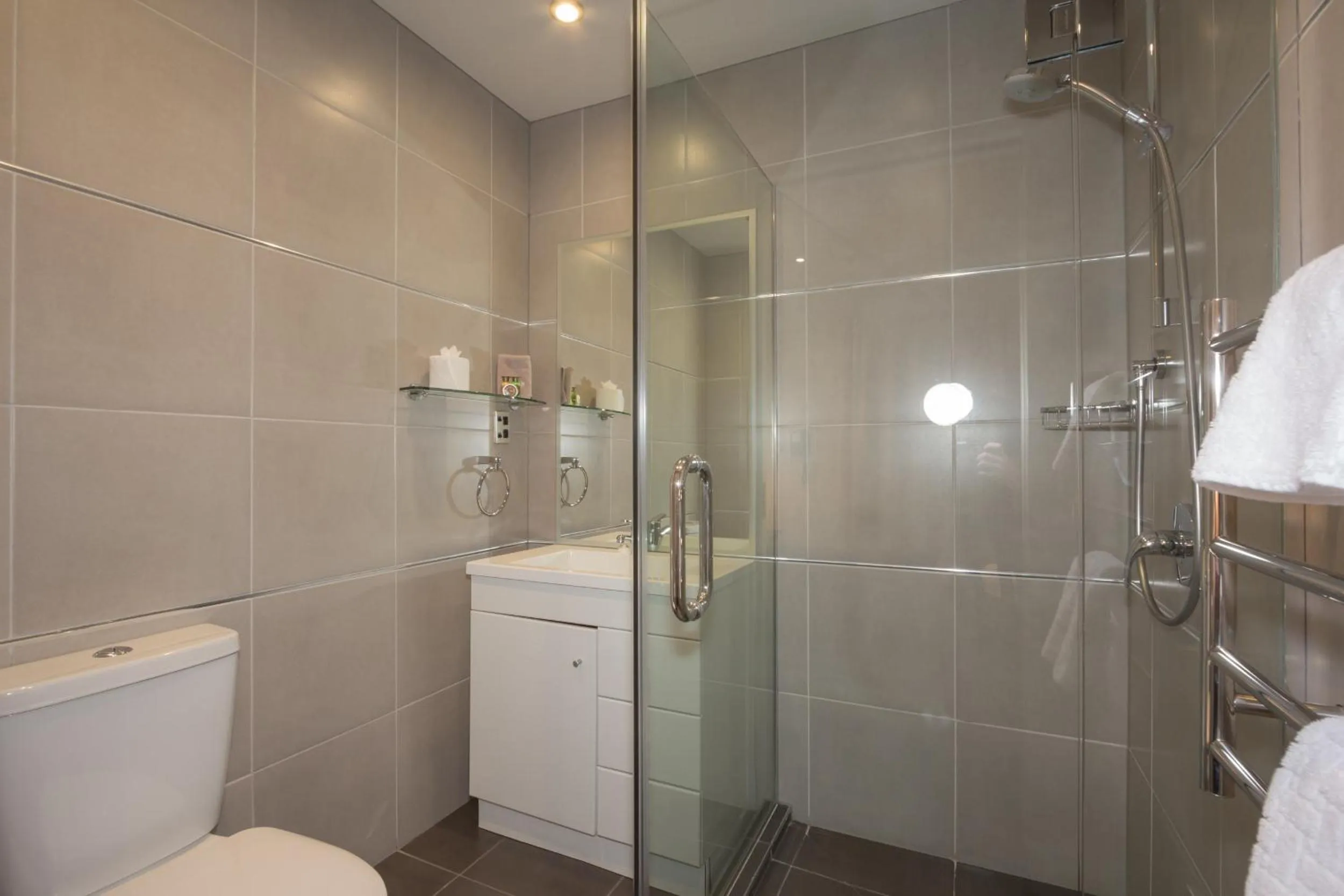 Shower in Autoline Motel Queenstown