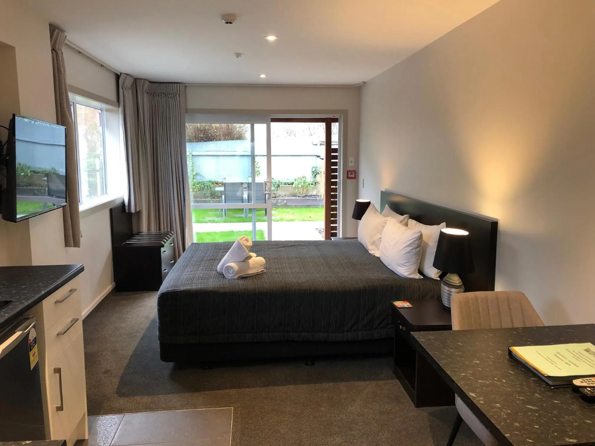 Photo of the whole room, Bed in Autoline Motel Queenstown