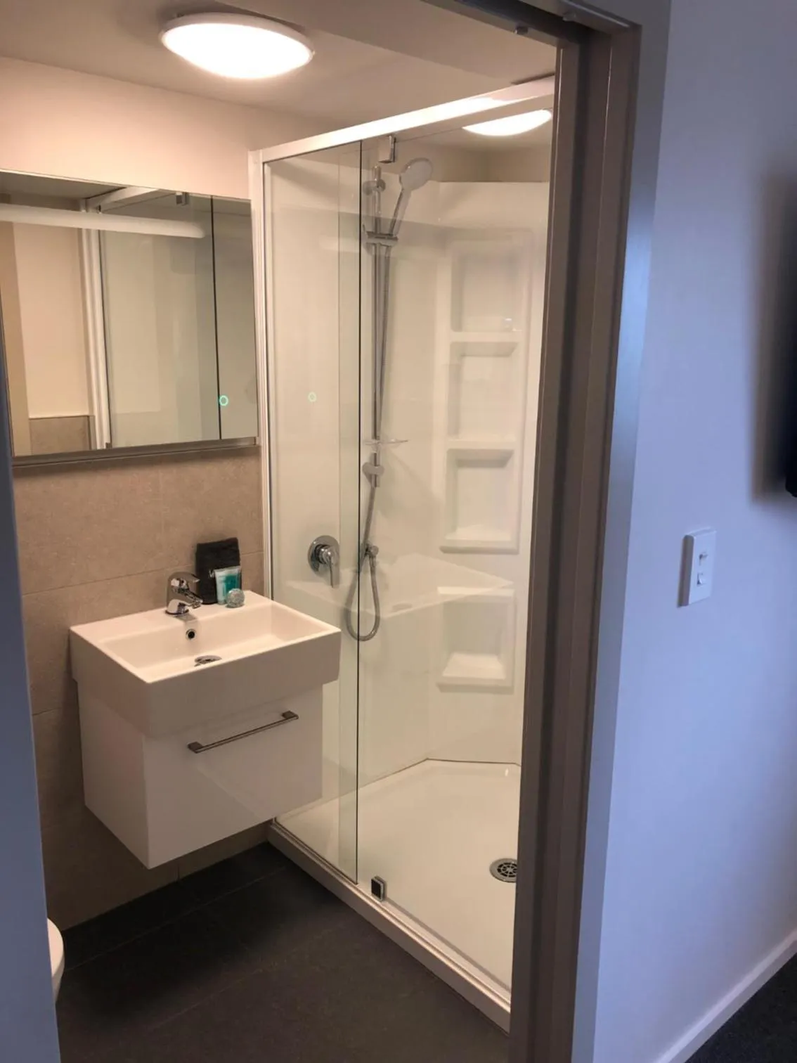 Shower in Autoline Motel Queenstown