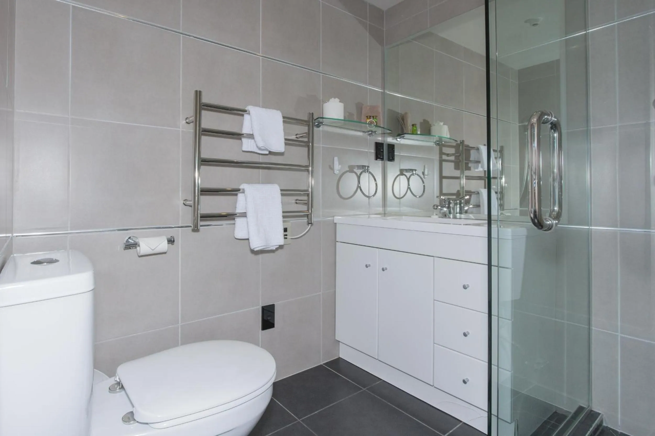 Shower in Autoline Motel Queenstown