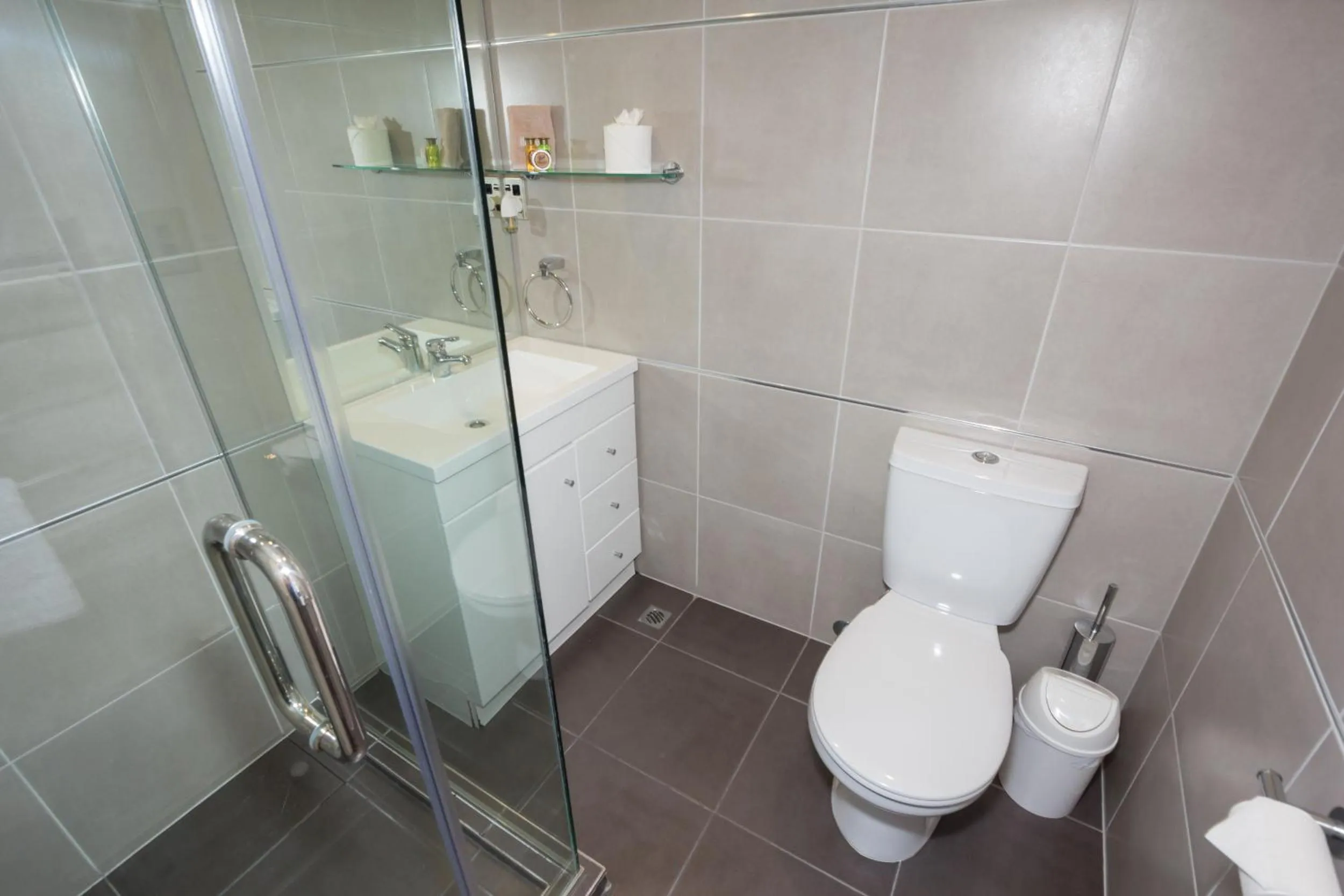 Shower in Autoline Motel Queenstown