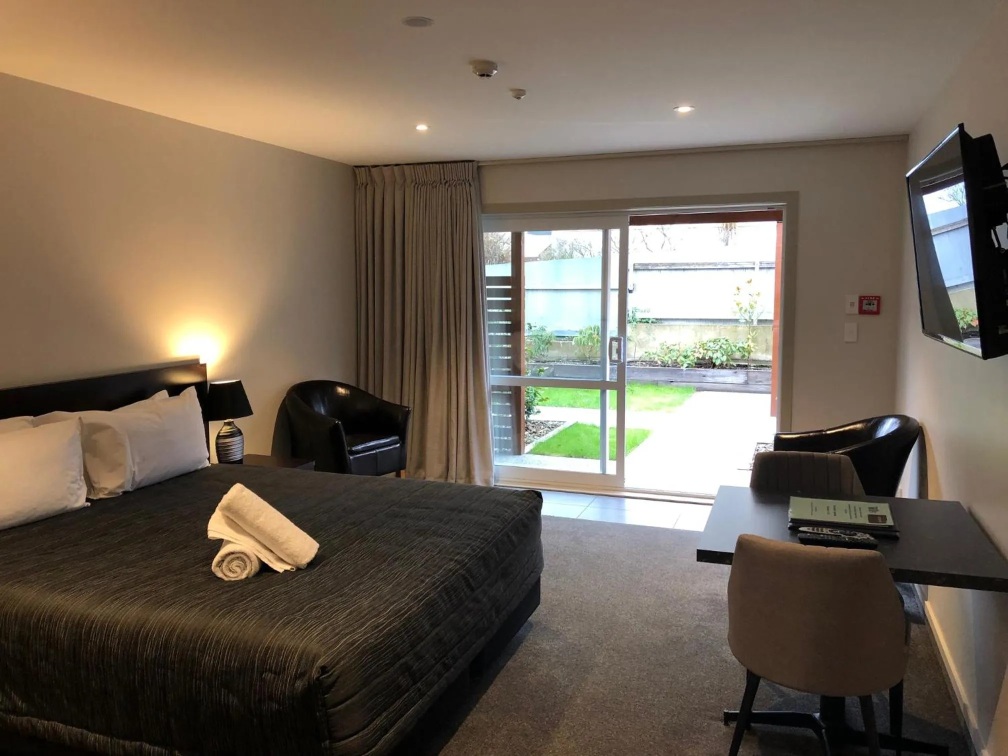 Photo of the whole room, Bed in Autoline Motel Queenstown