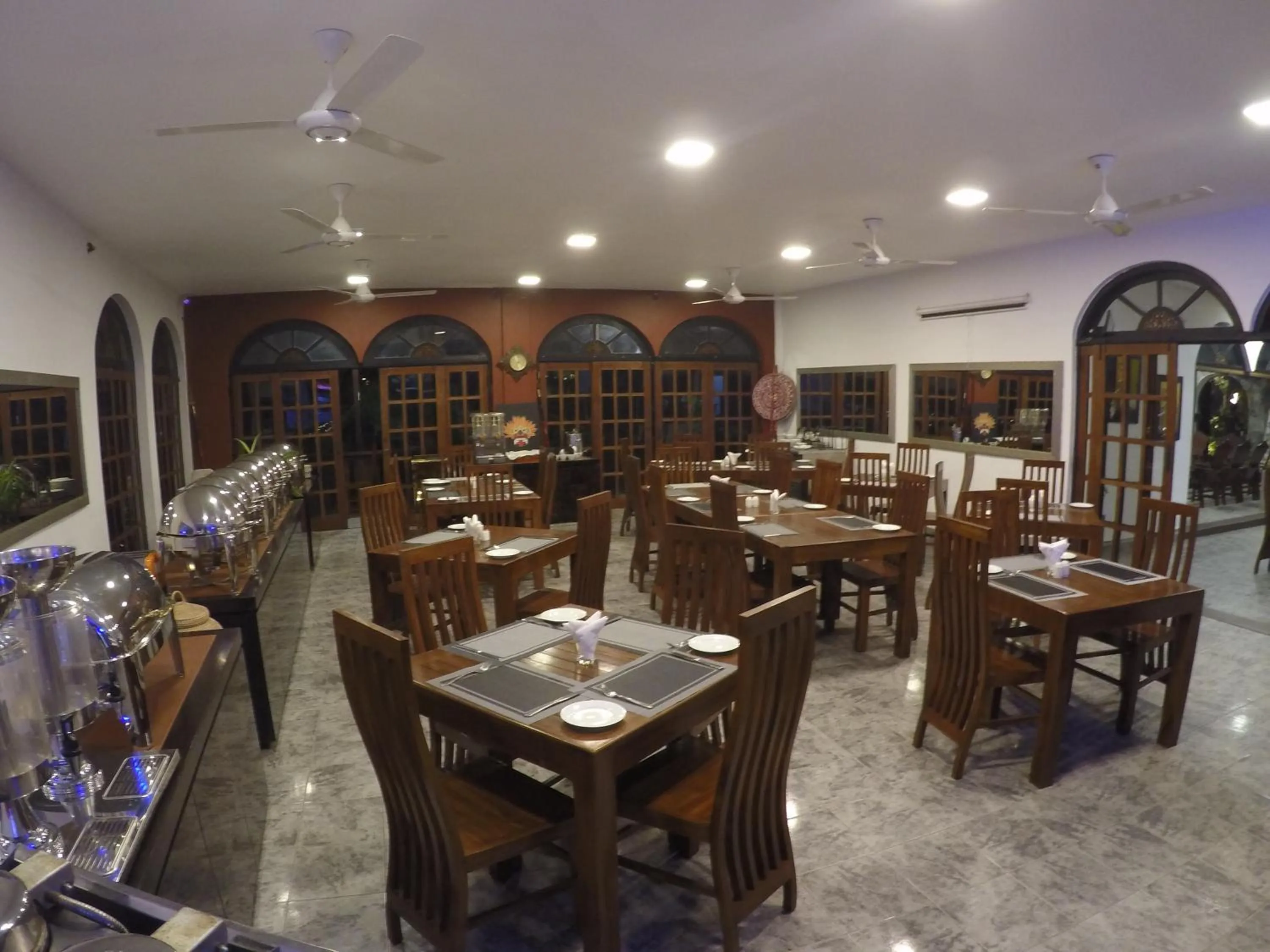 Restaurant/places to eat in Hotel Sunray