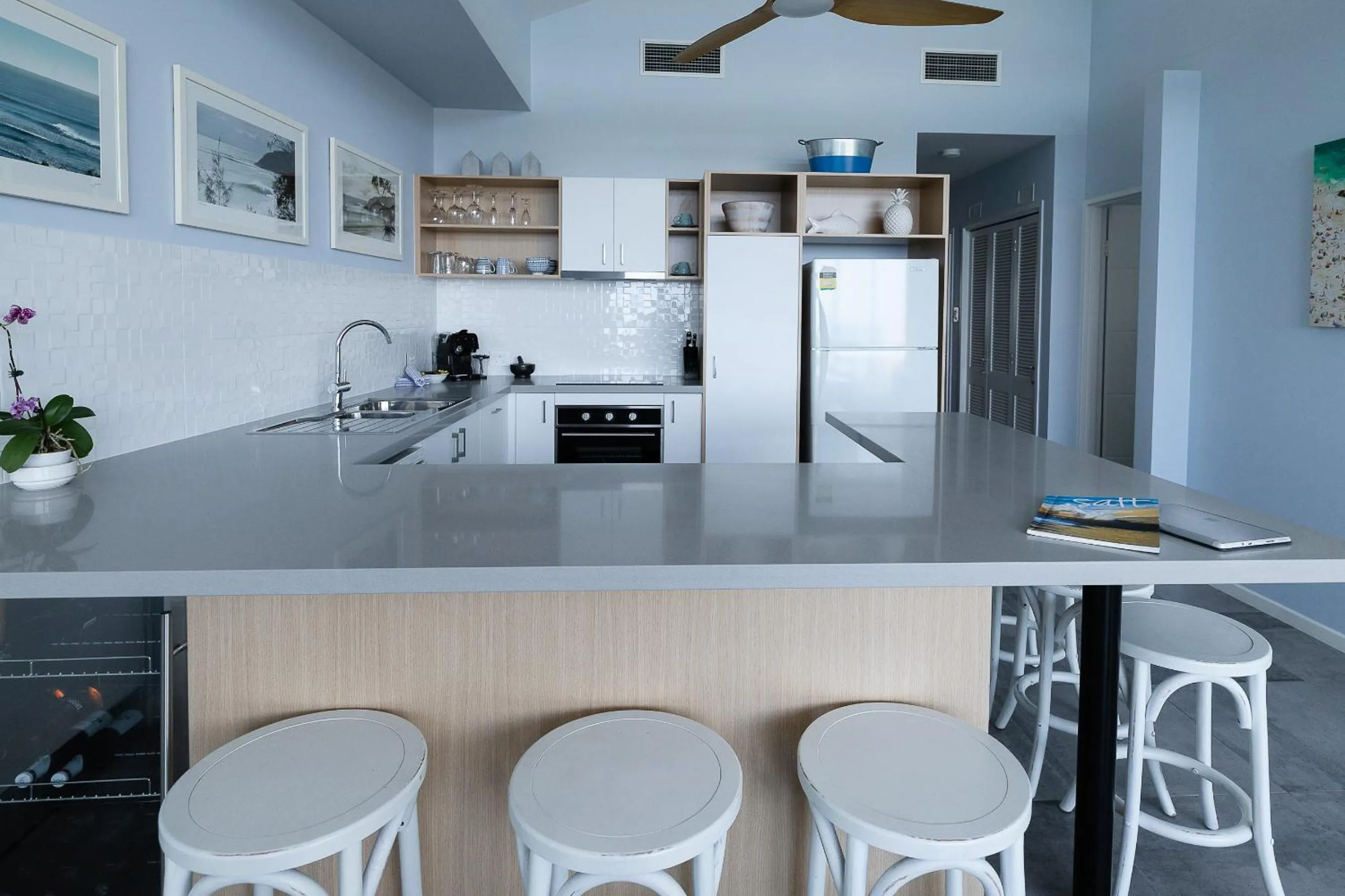 Kitchen or kitchenette in Aqua Promenade Beachfront Holiday Apartments