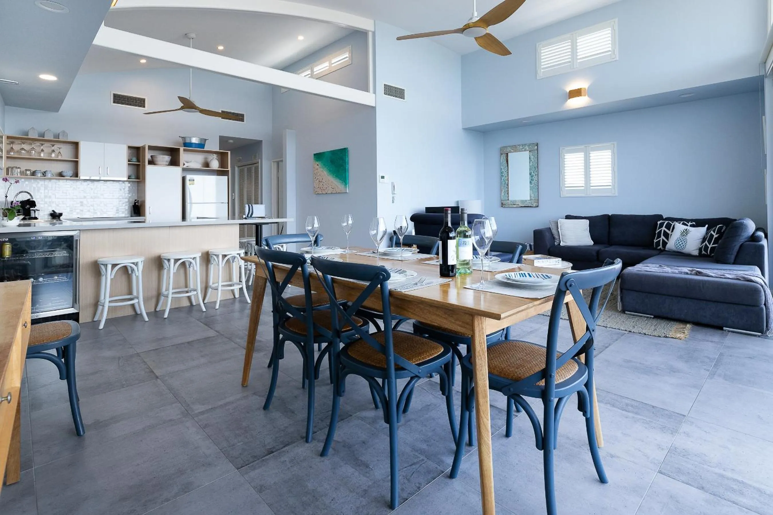 Dining area in Aqua Promenade Beachfront Holiday Apartments
