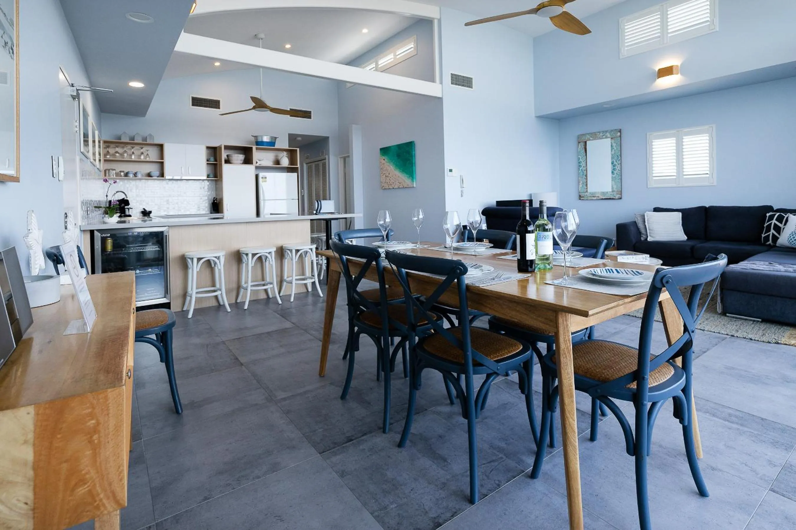 Dining area in Aqua Promenade Beachfront Holiday Apartments